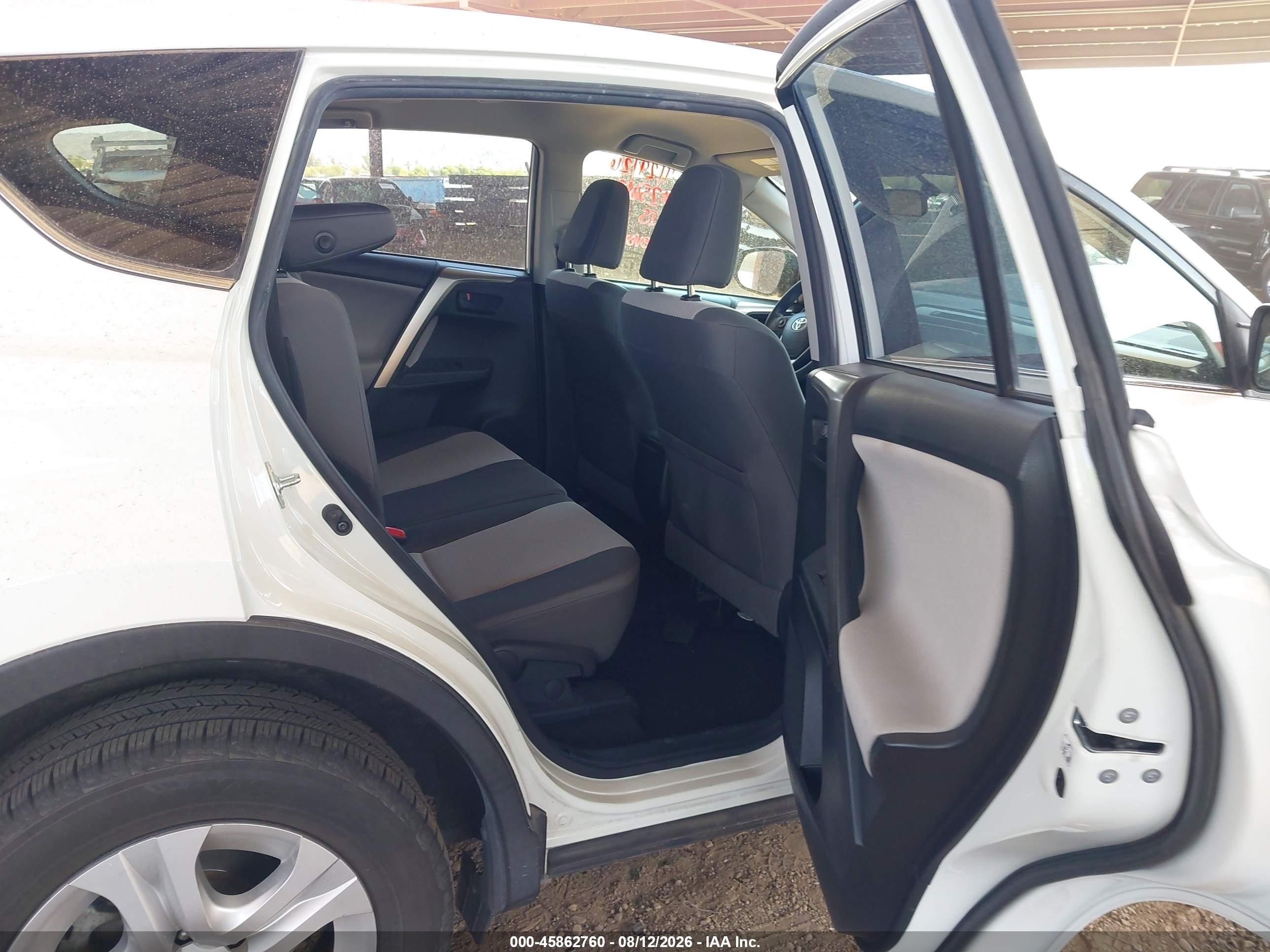 2015 Toyota Rav4 Le White vin: JTMZFREV4FJ059313