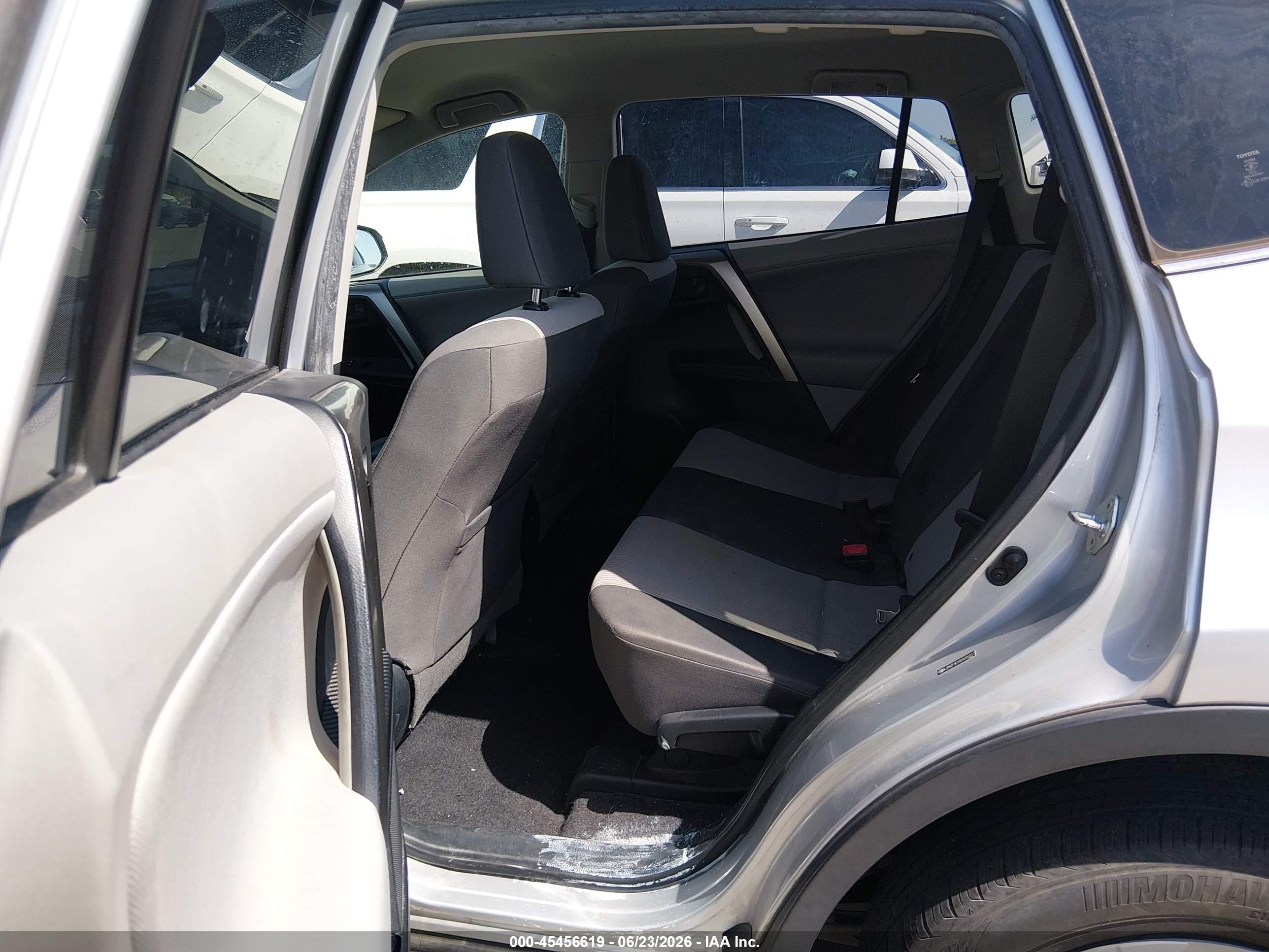 2013 Toyota Rav4 Le Silver vin: JTMZFREV5D5000213