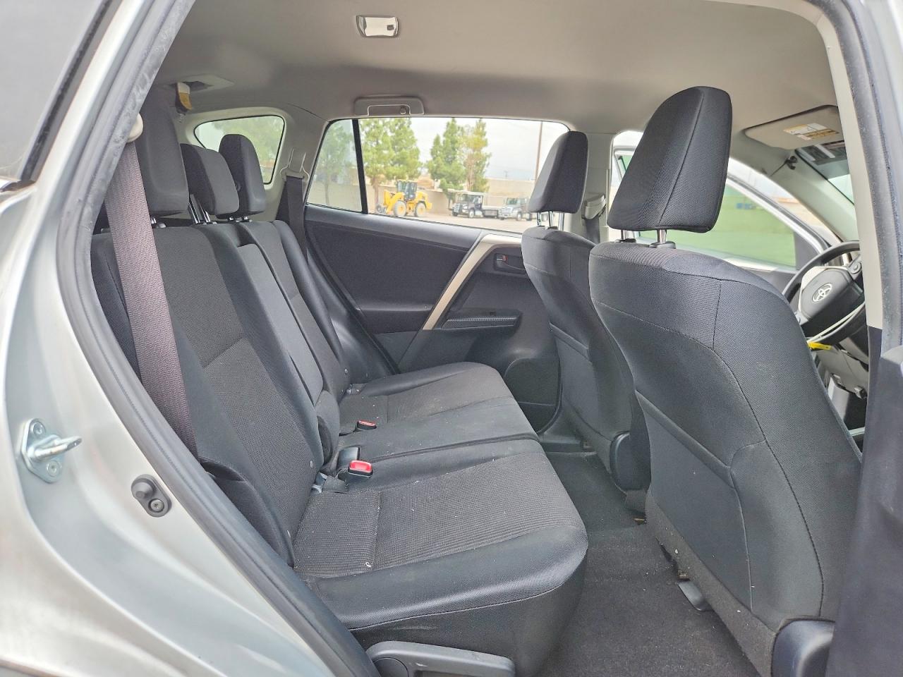 2014 Toyota Rav4 Le Silver vin: JTMZFREV5EJ004626