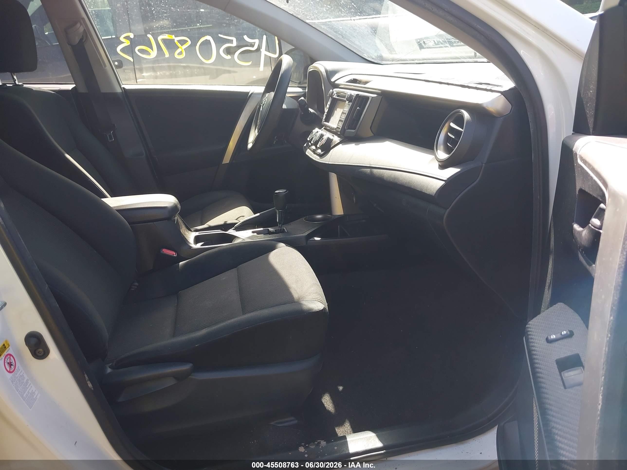 2014 Toyota Rav4 Le White vin: JTMZFREV5EJ007297
