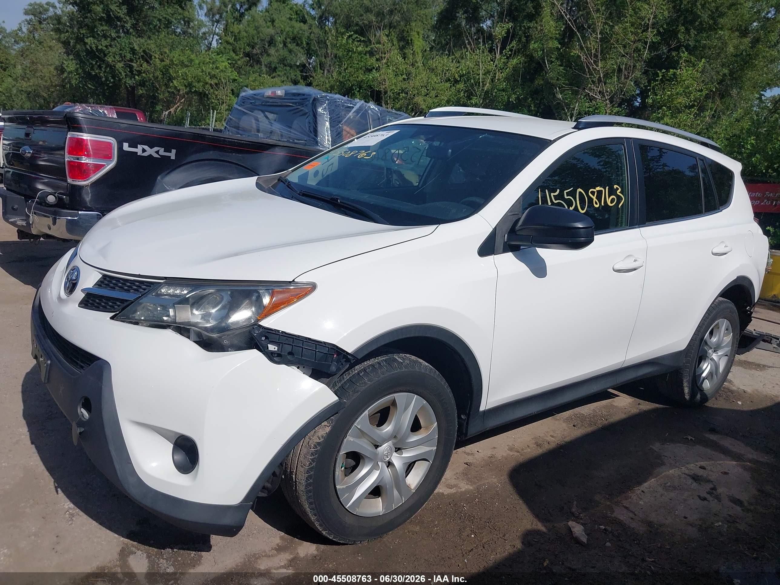 2014 Toyota Rav4 Le White vin: JTMZFREV5EJ007297