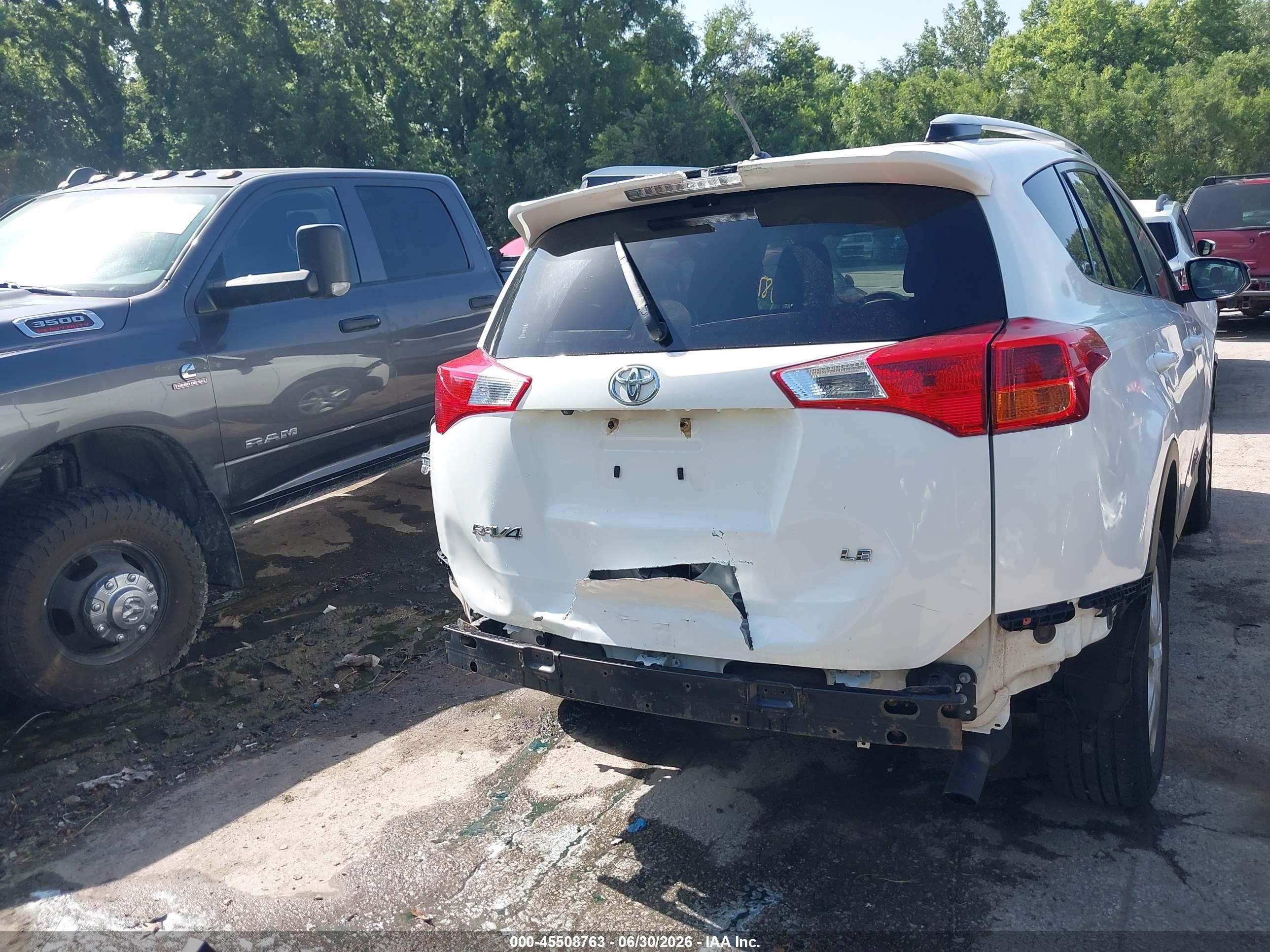 2014 Toyota Rav4 Le White vin: JTMZFREV5EJ007297