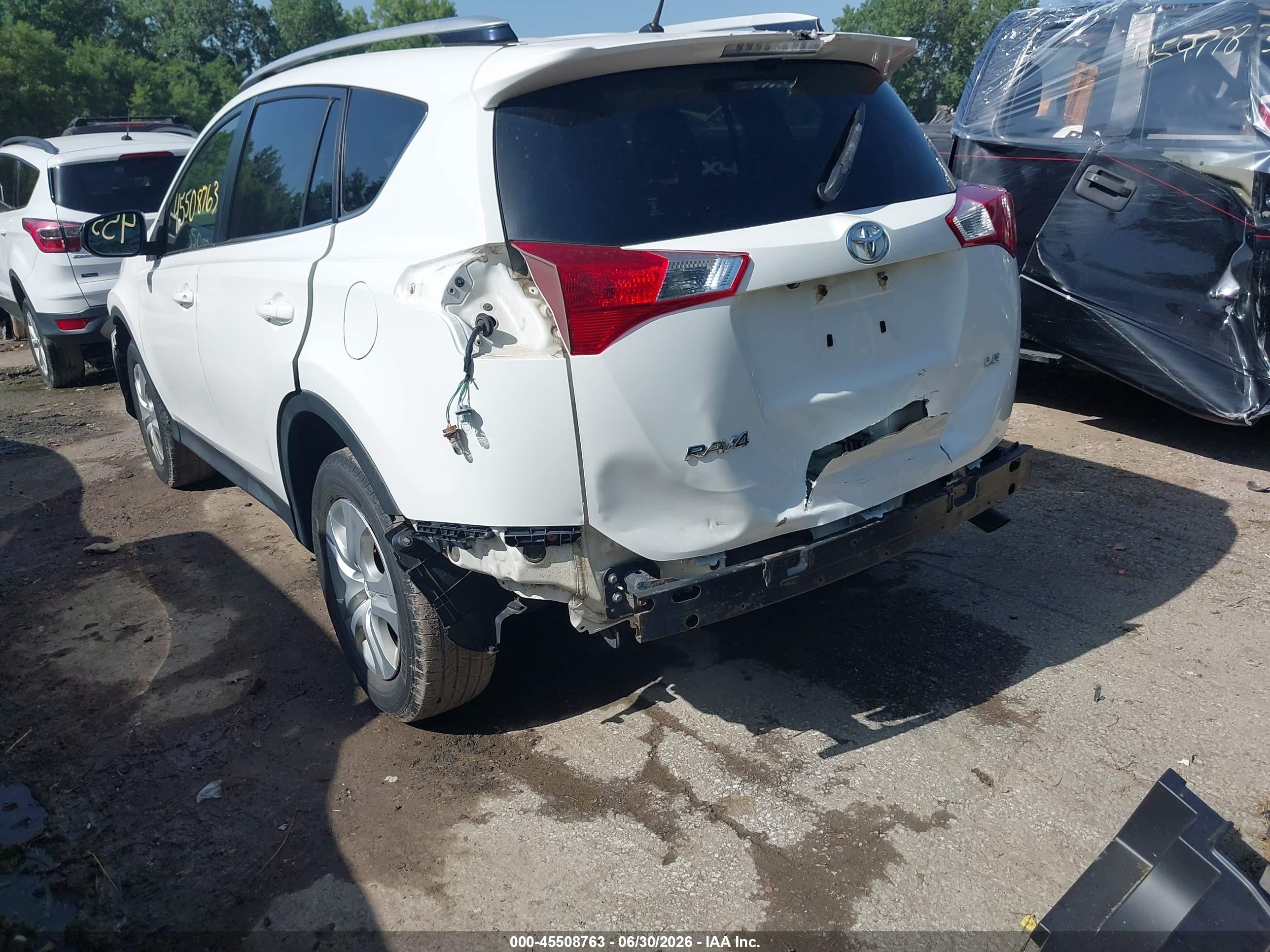2014 Toyota Rav4 Le White vin: JTMZFREV5EJ007297