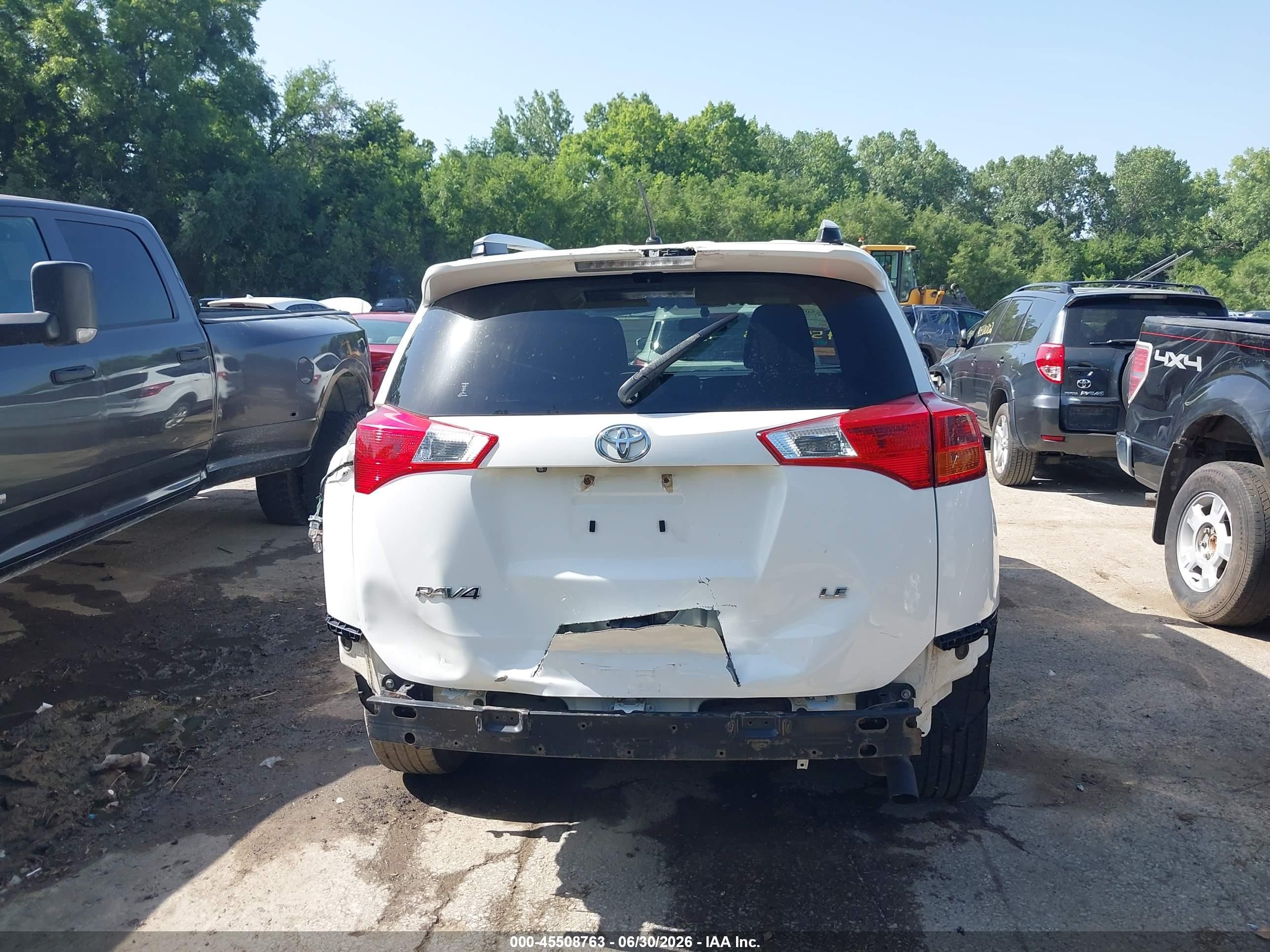 2014 Toyota Rav4 Le White vin: JTMZFREV5EJ007297