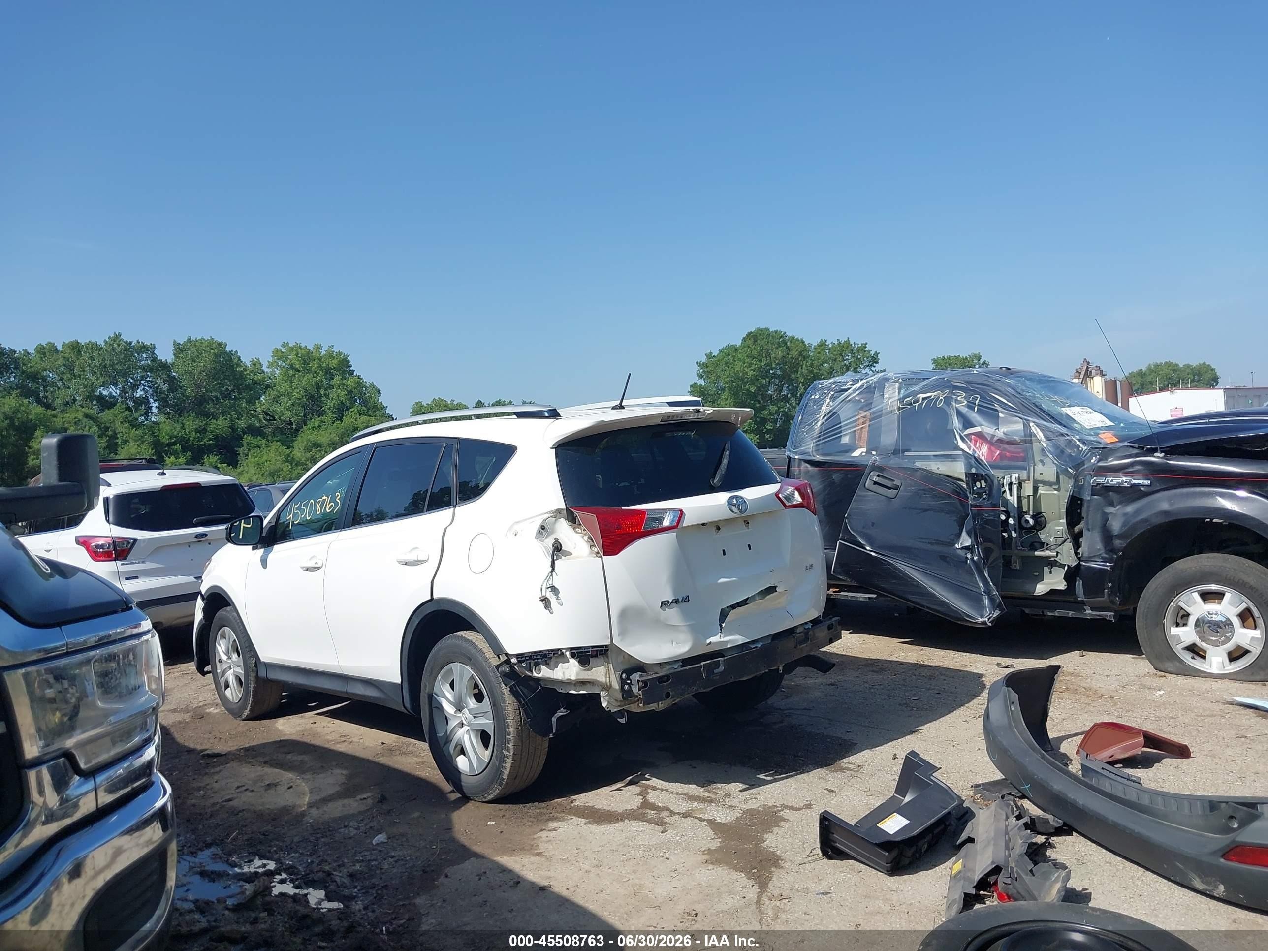 2014 Toyota Rav4 Le White vin: JTMZFREV5EJ007297