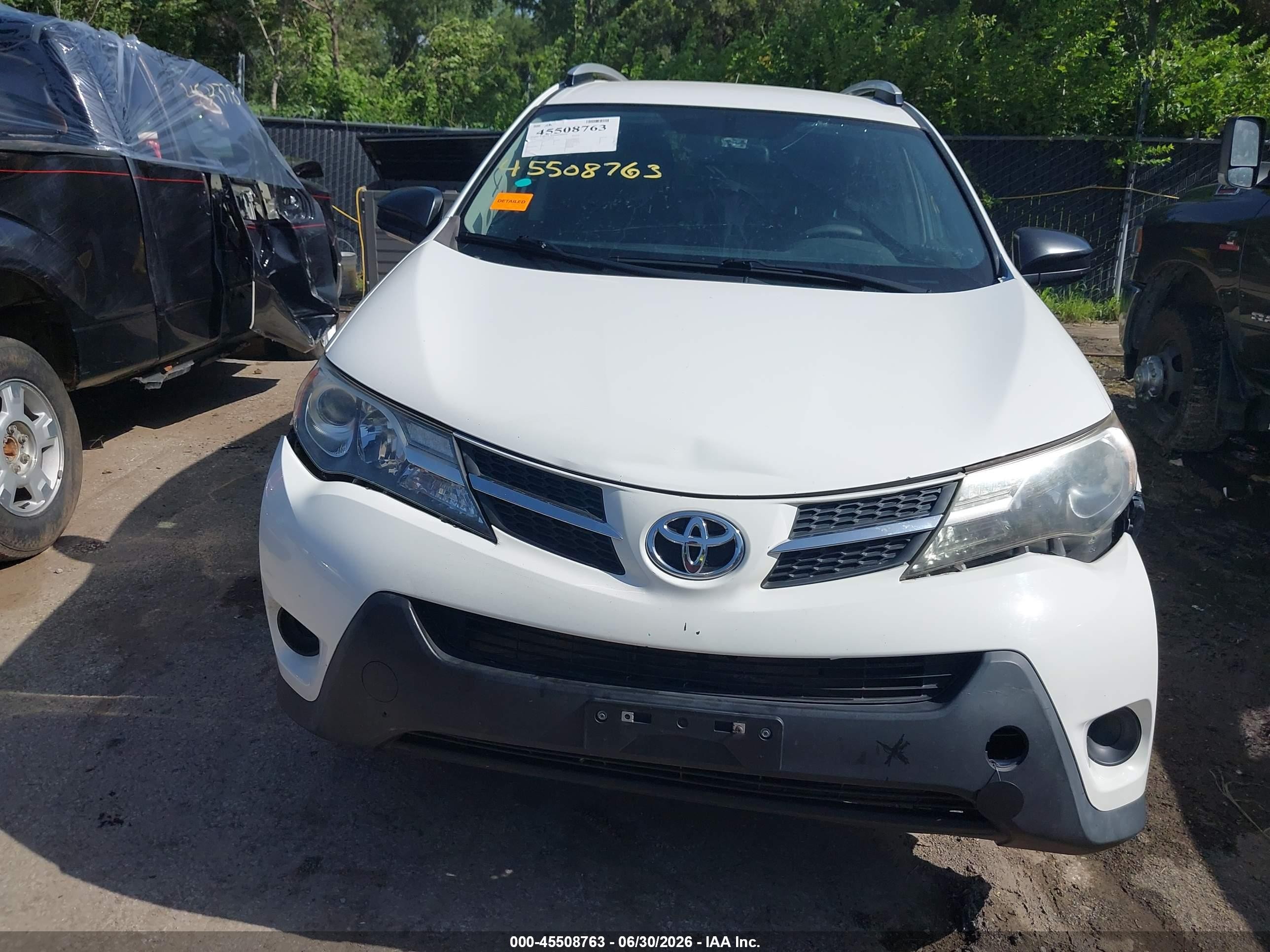 2014 Toyota Rav4 Le White vin: JTMZFREV5EJ007297