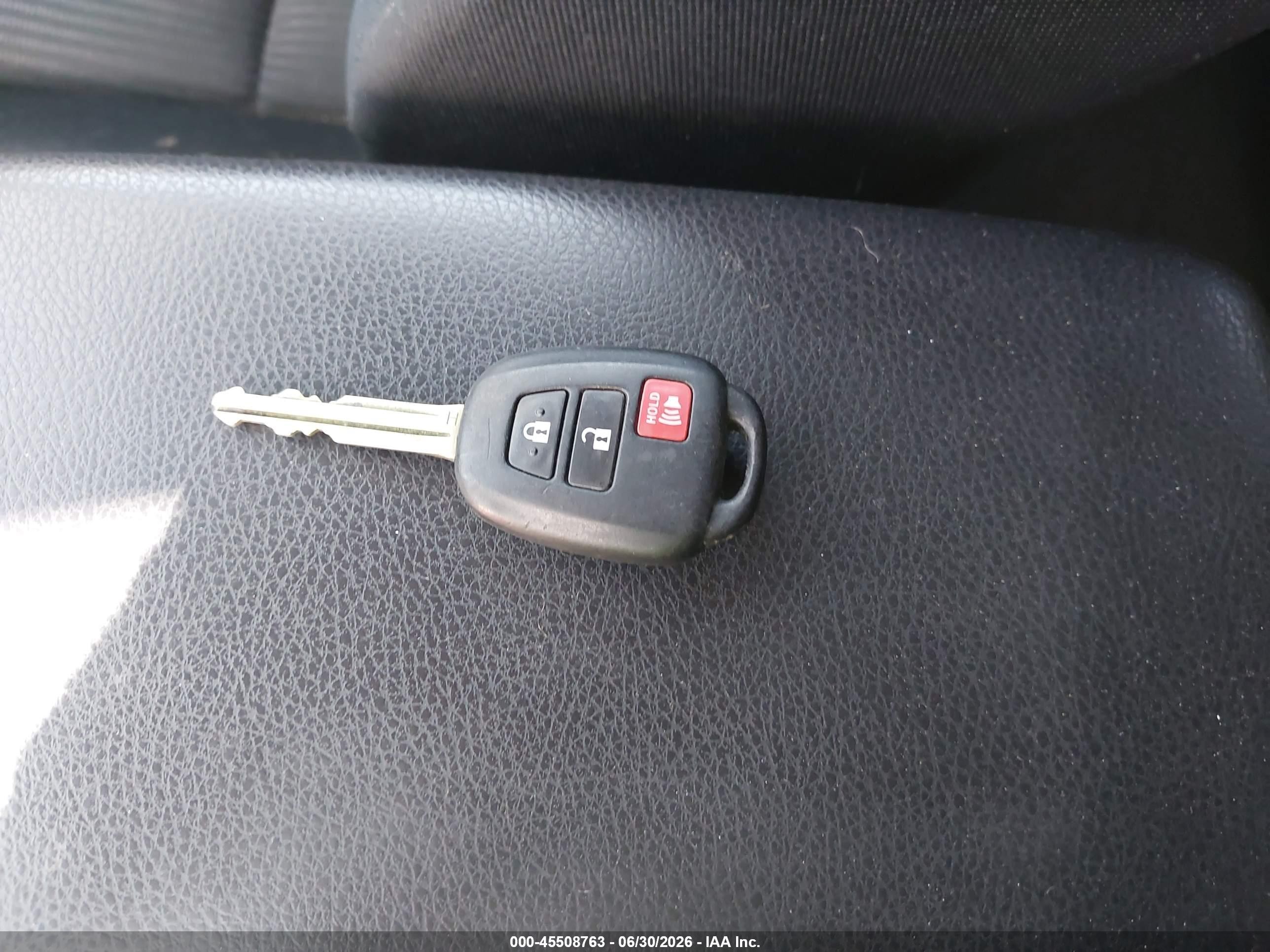 2014 Toyota Rav4 Le White vin: JTMZFREV5EJ007297
