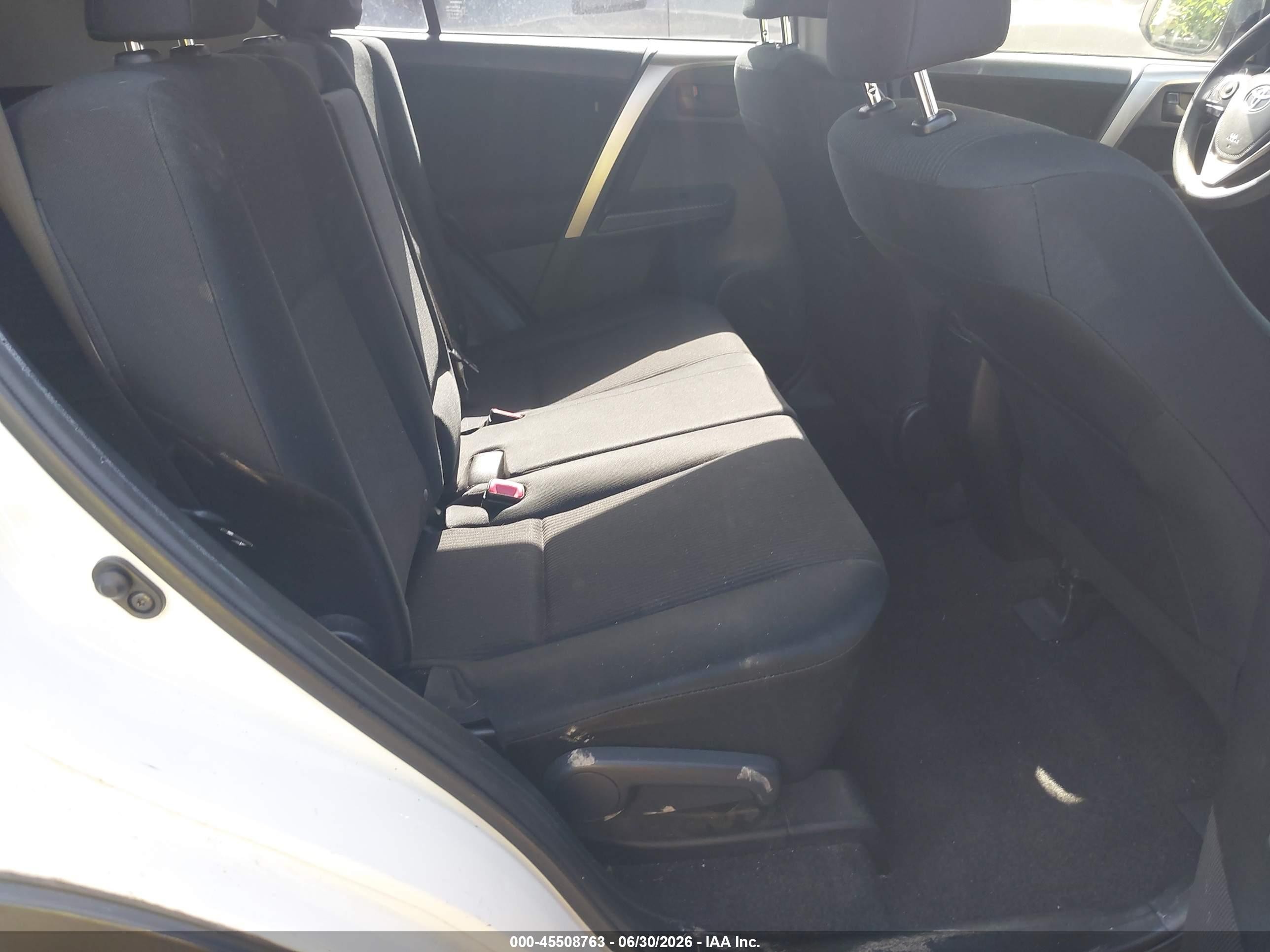 2014 Toyota Rav4 Le White vin: JTMZFREV5EJ007297