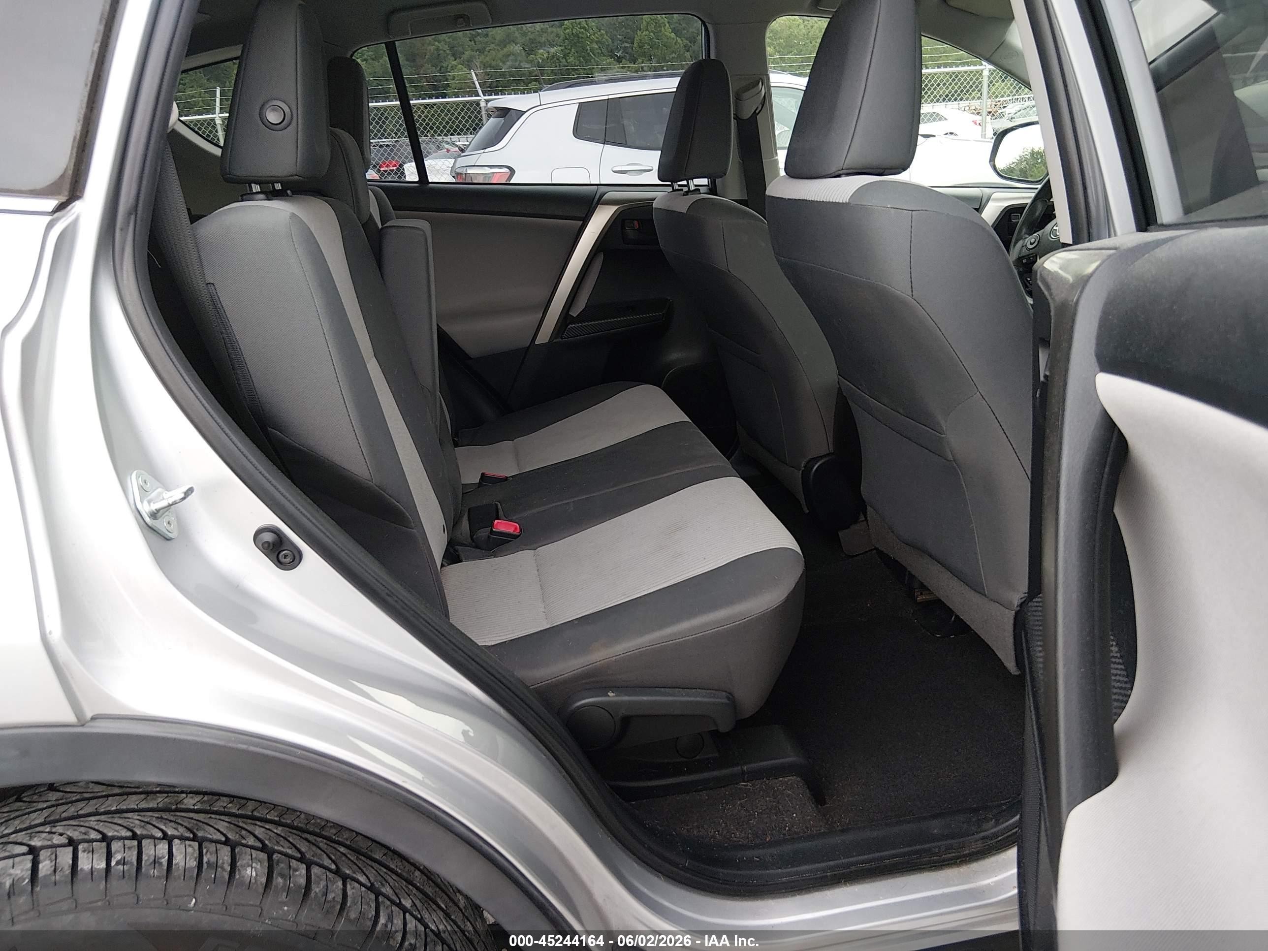 2014 Toyota Rav4 Le Silver vin: JTMZFREV5EJ009079
