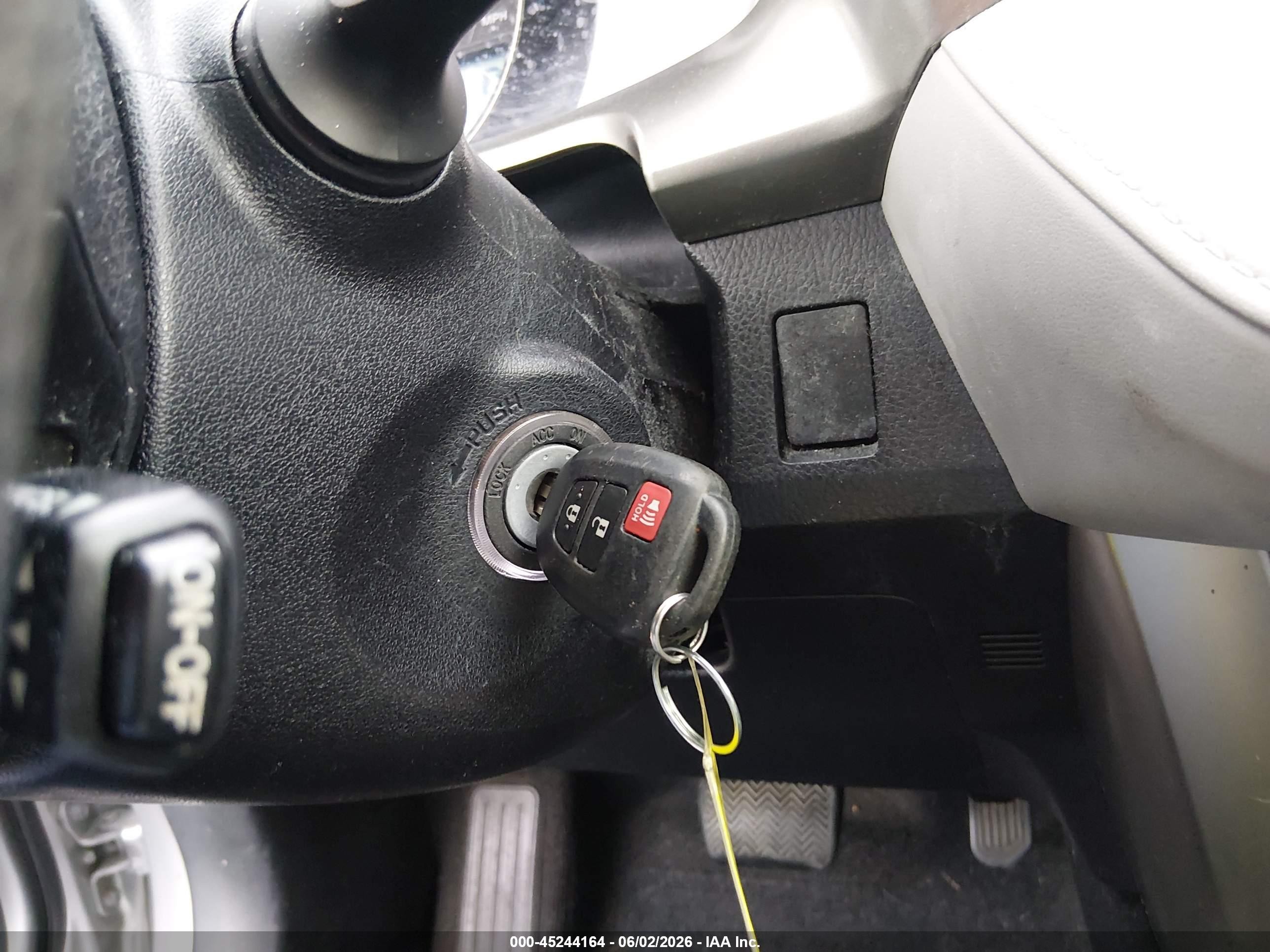 2014 Toyota Rav4 Le Silver vin: JTMZFREV5EJ009079