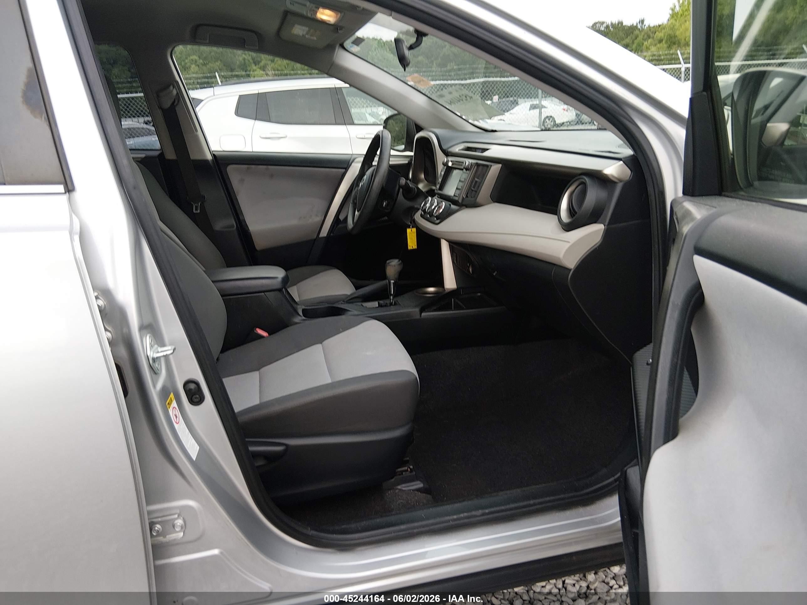 2014 Toyota Rav4 Le Silver vin: JTMZFREV5EJ009079