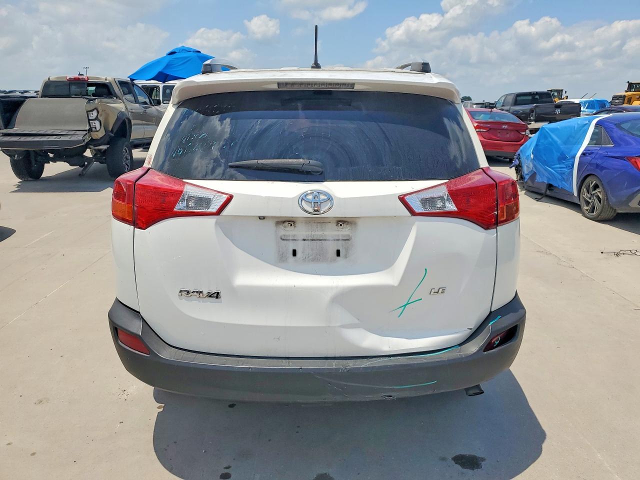 2014 Toyota Rav4 Le White vin: JTMZFREV5EJ014606