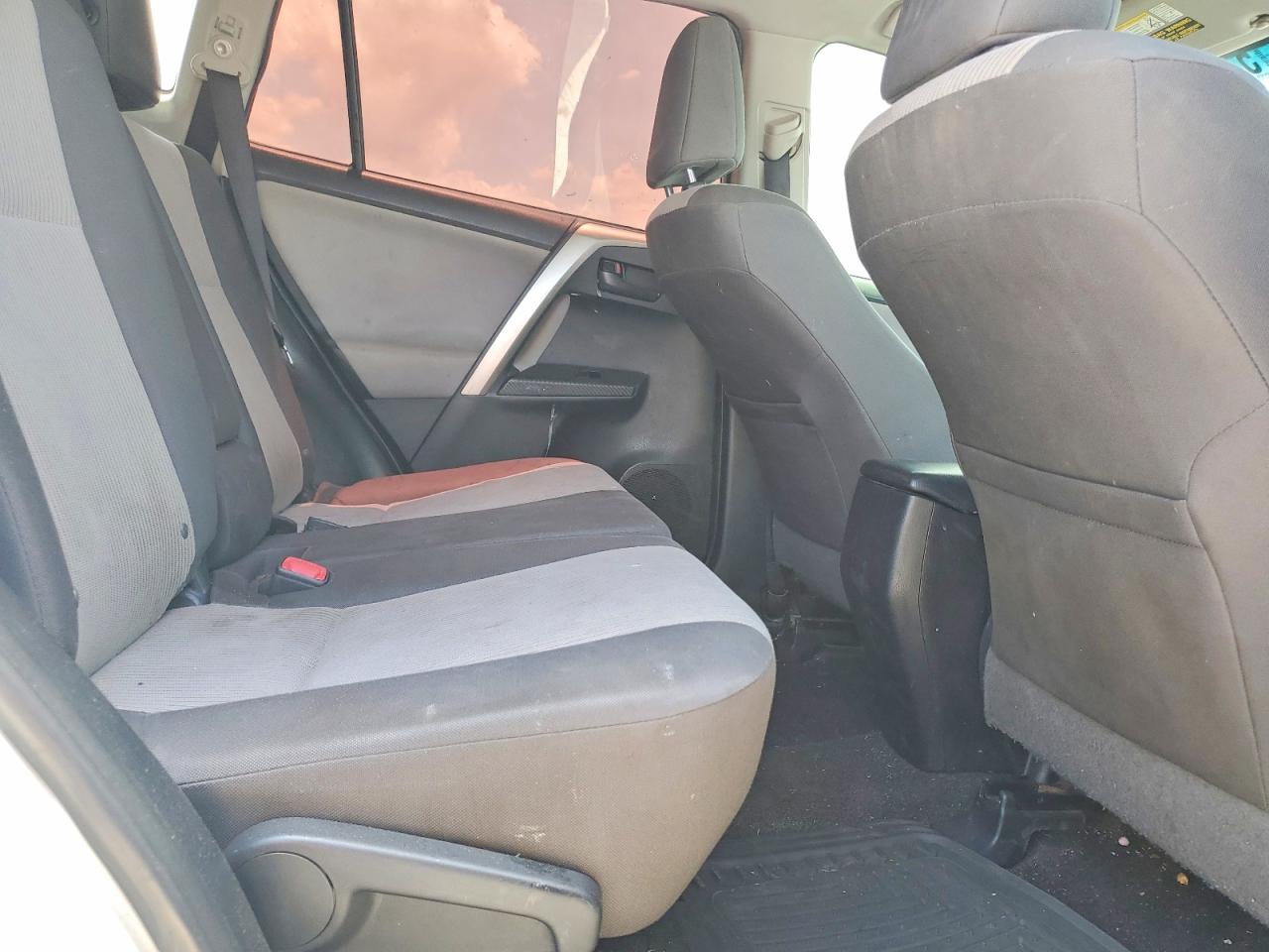 2014 Toyota Rav4 Le White vin: JTMZFREV5EJ014606
