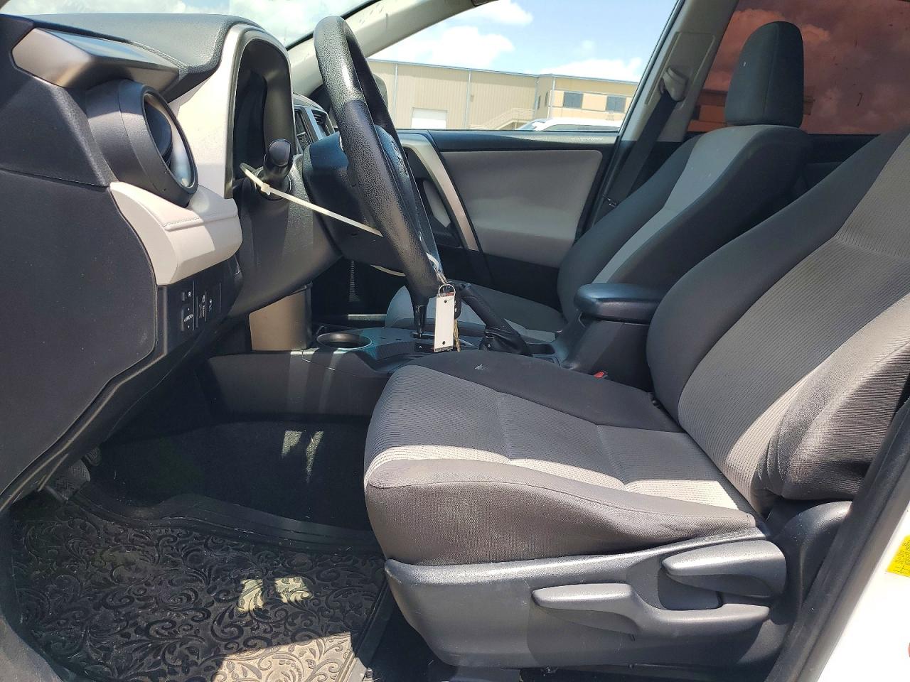 2014 Toyota Rav4 Le White vin: JTMZFREV5EJ014606