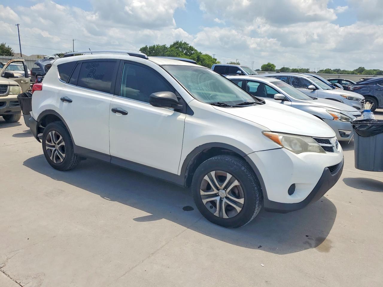 2014 Toyota Rav4 Le White vin: JTMZFREV5EJ014606
