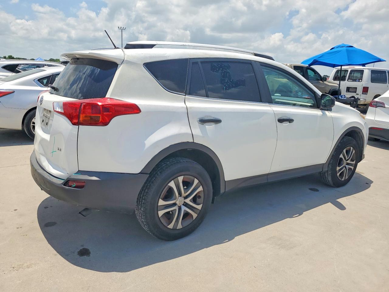 2014 Toyota Rav4 Le White vin: JTMZFREV5EJ014606