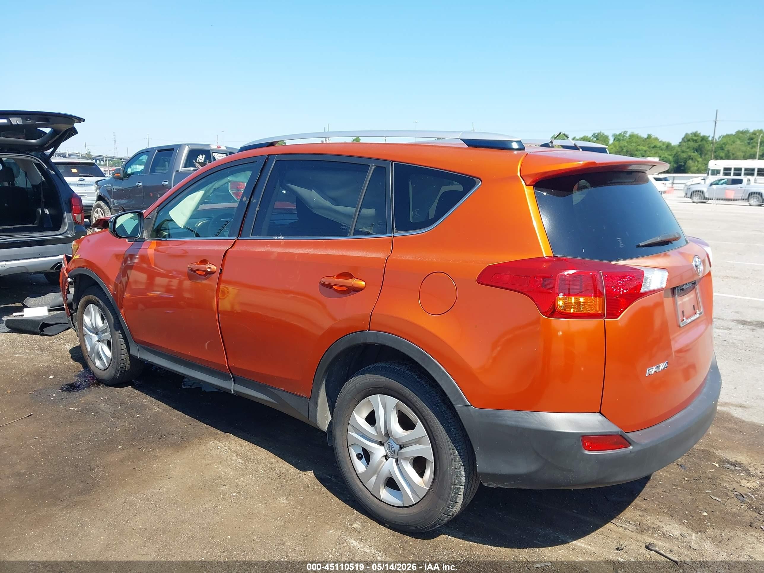 2015 Toyota Rav4 Le Orange vin: JTMZFREV5FD052756