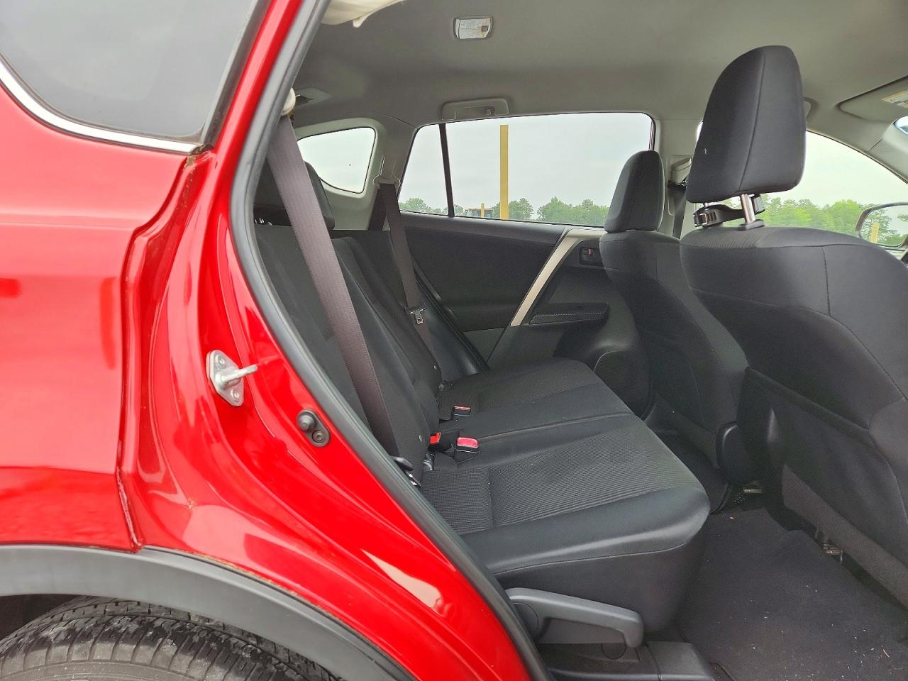 2015 Toyota Rav4 Le Red vin: JTMZFREV5FD073641