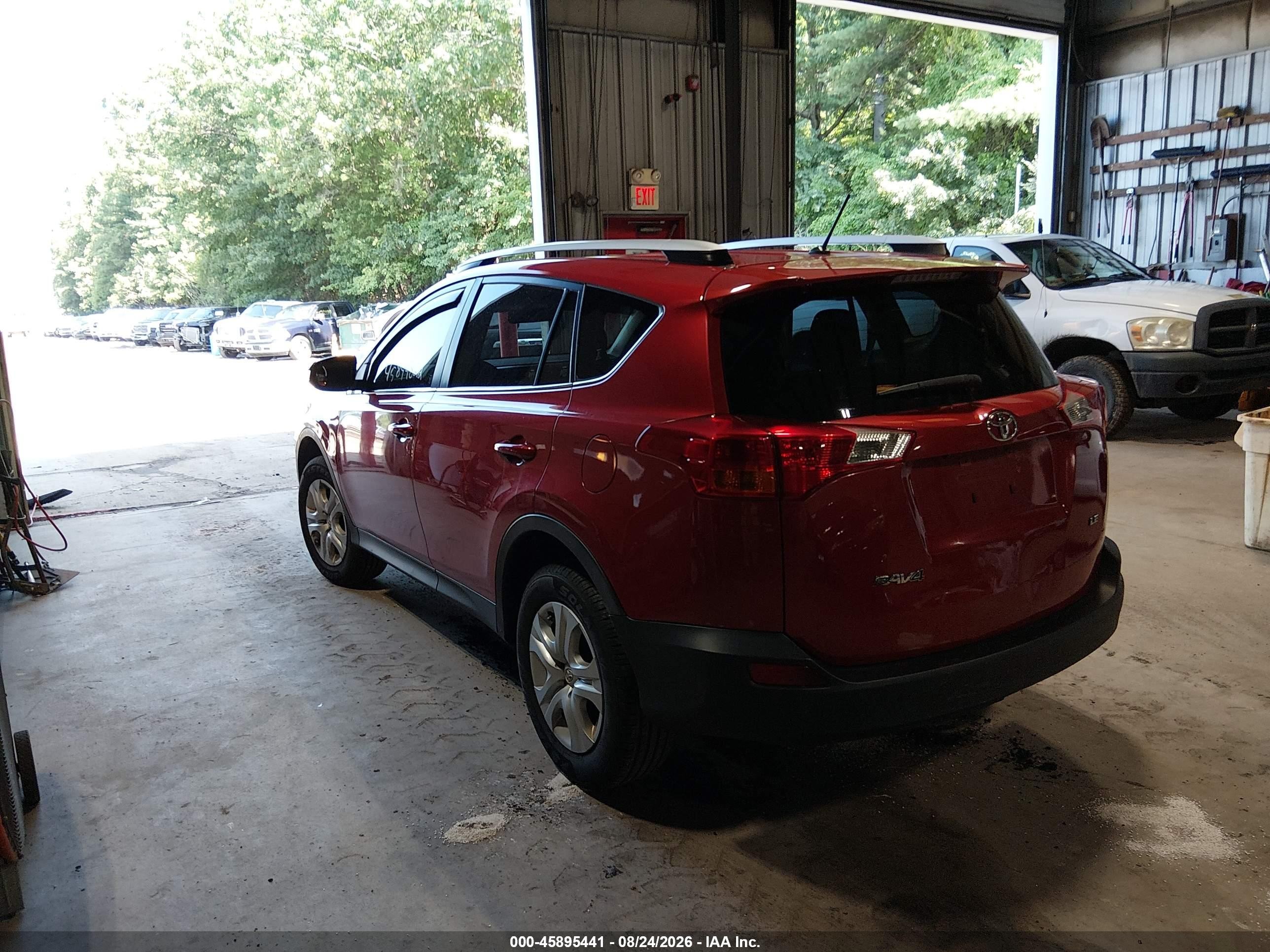 2015 Toyota Rav4 Le Red vin: JTMZFREV5FJ025736