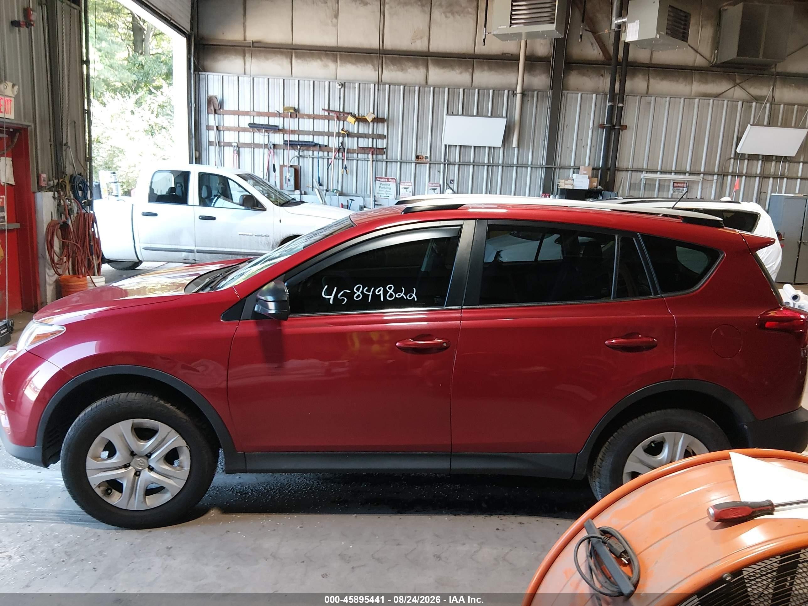 2015 Toyota Rav4 Le Red vin: JTMZFREV5FJ025736