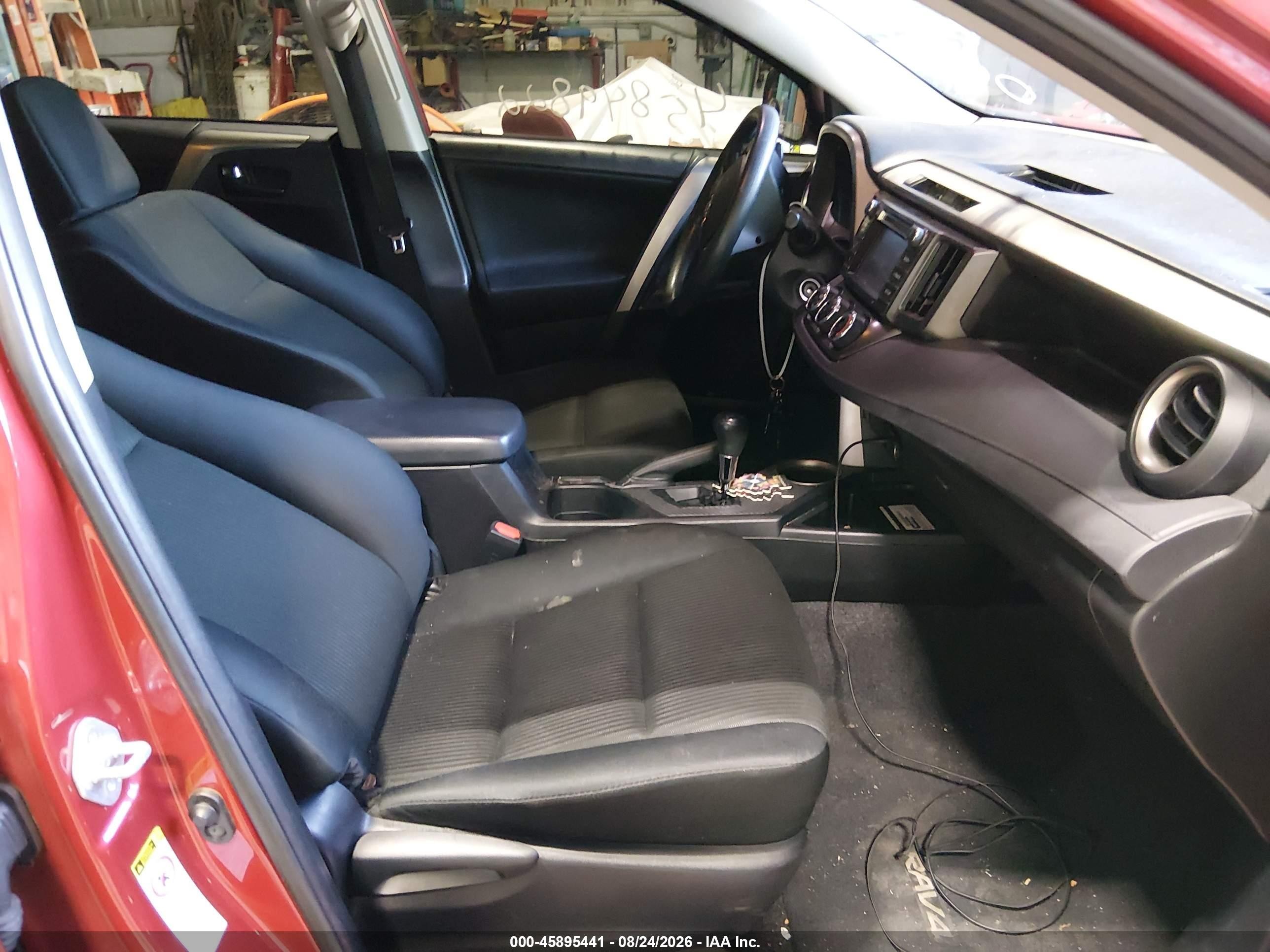 2015 Toyota Rav4 Le Red vin: JTMZFREV5FJ025736