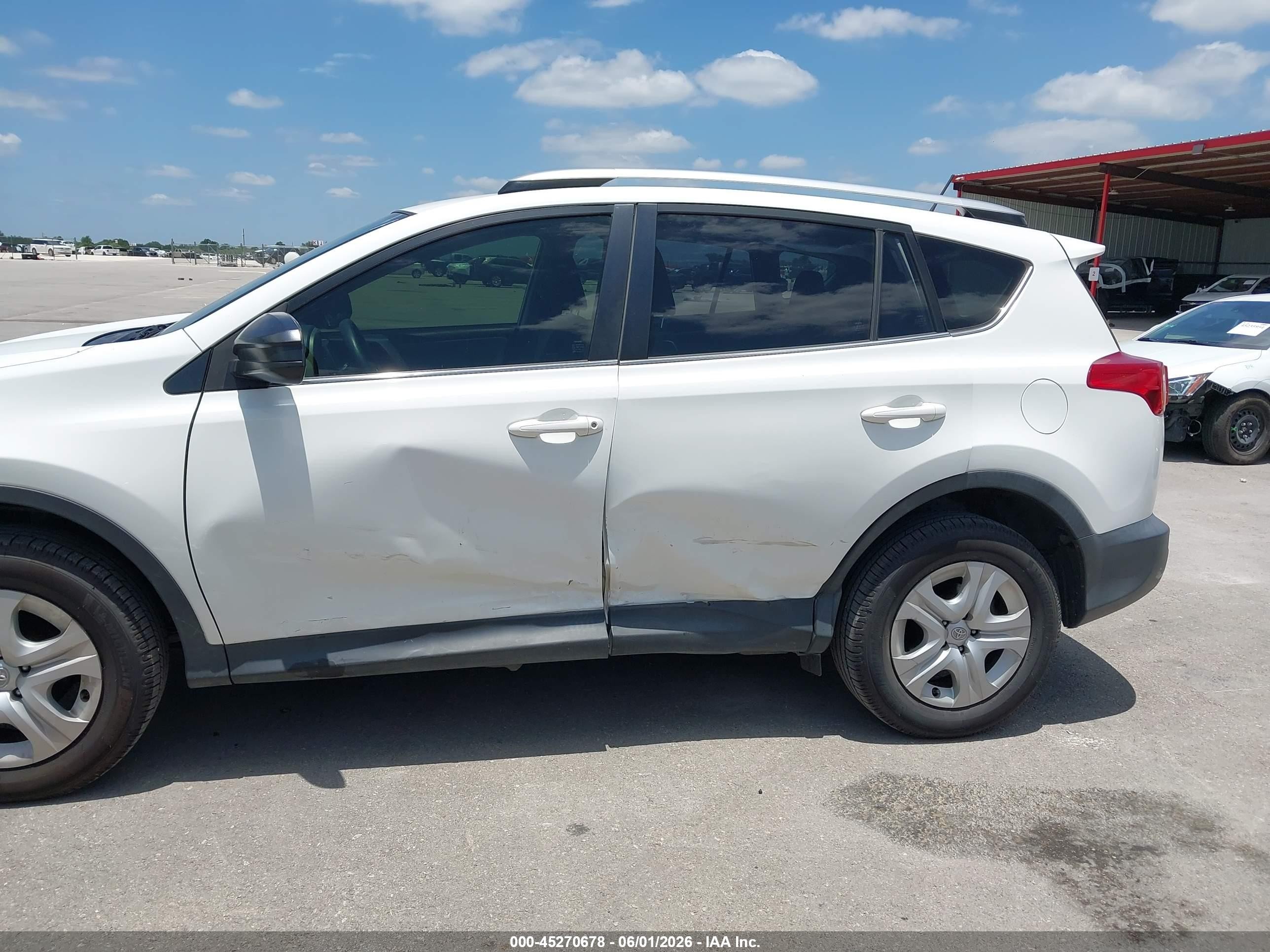 2015 Toyota Rav4 Le White vin: JTMZFREV5FJ039927