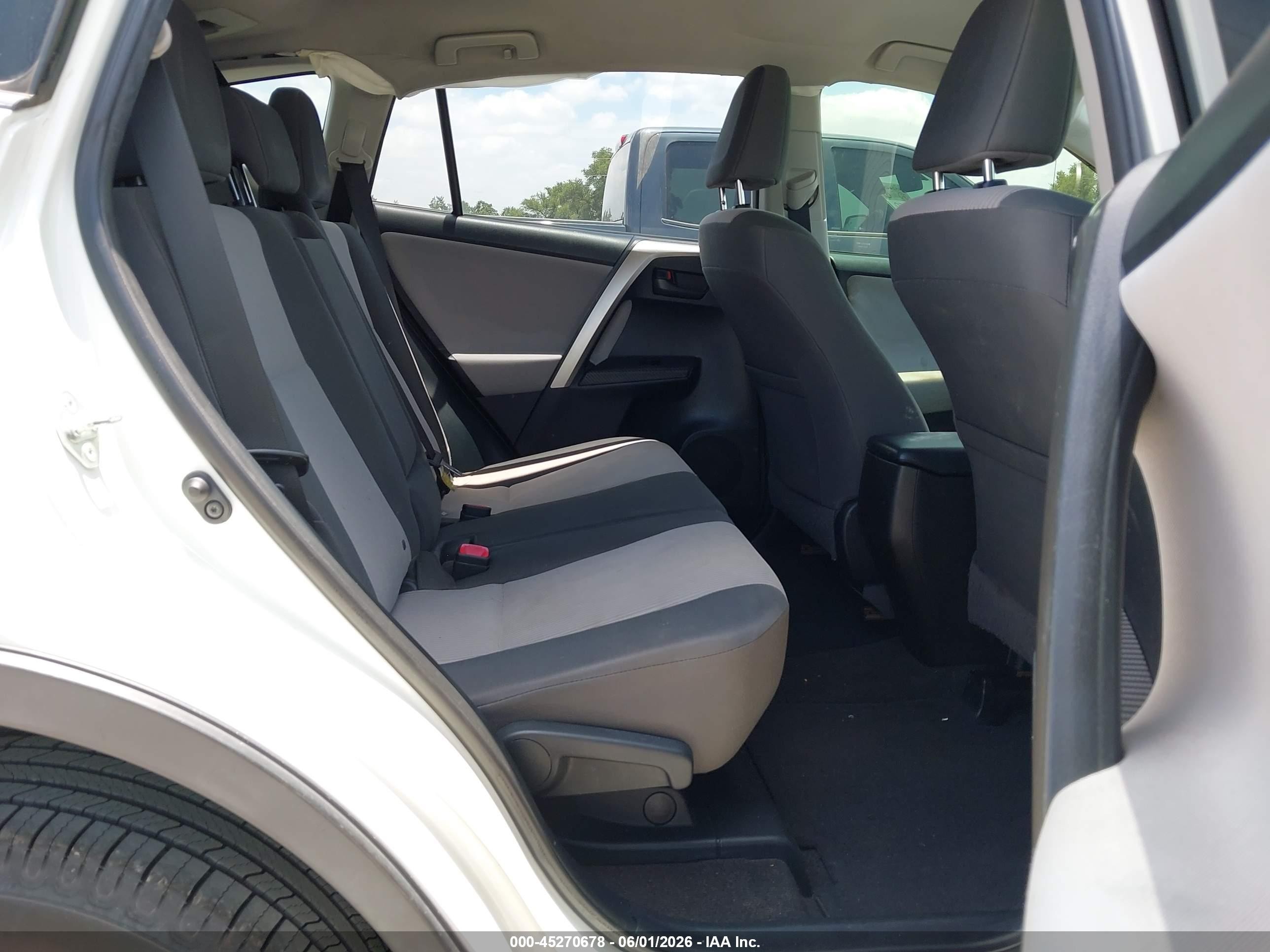 2015 Toyota Rav4 Le White vin: JTMZFREV5FJ039927