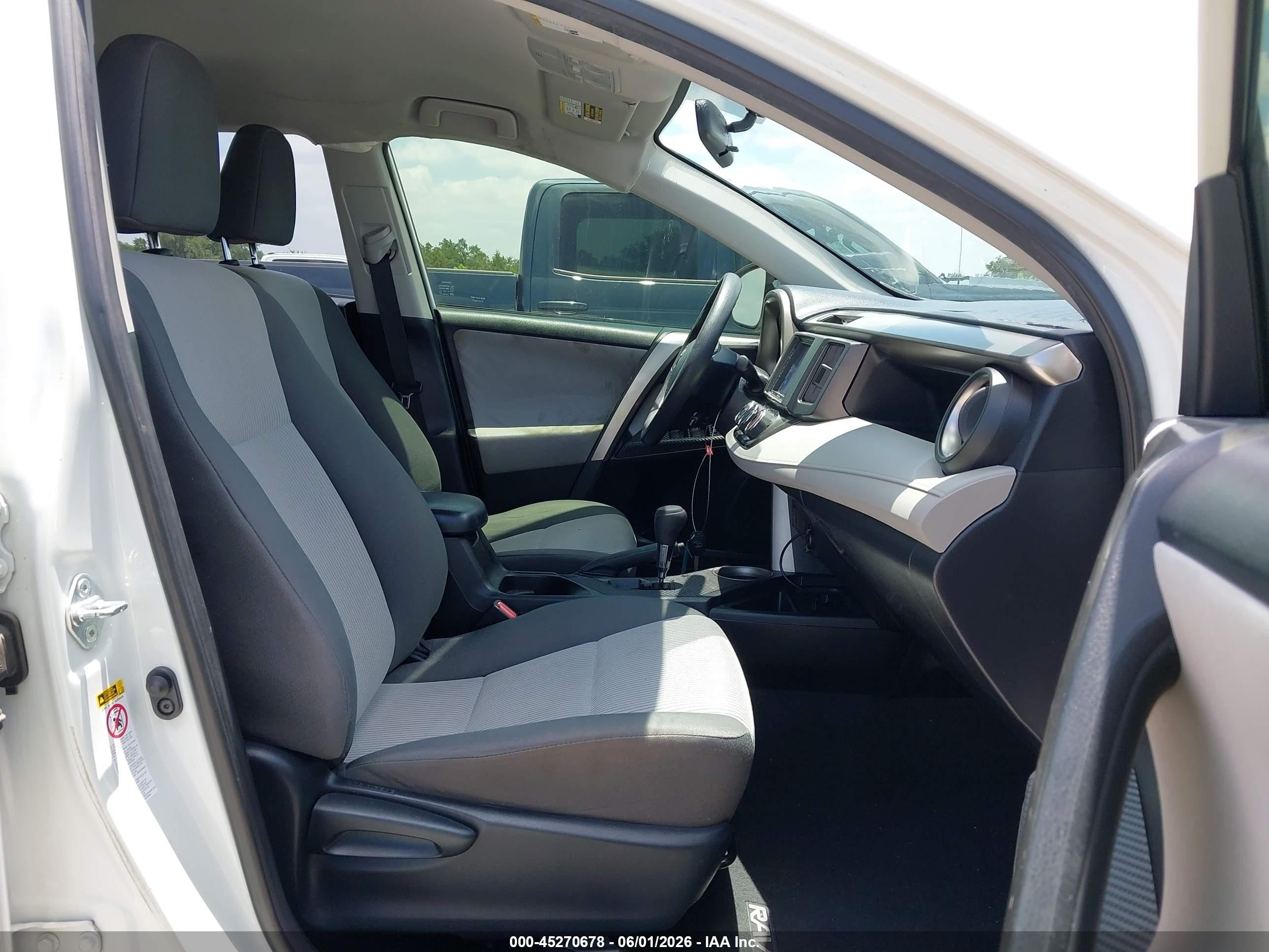 2015 Toyota Rav4 Le White vin: JTMZFREV5FJ039927