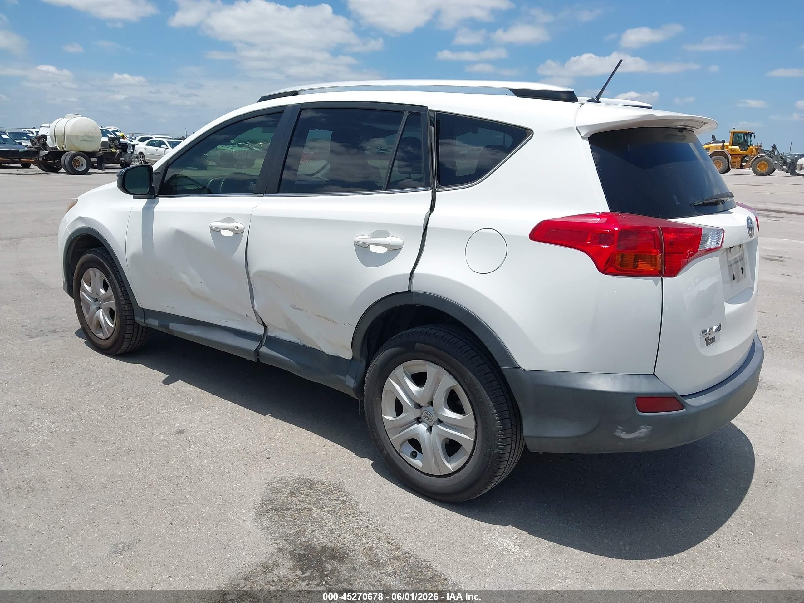 2015 Toyota Rav4 Le White vin: JTMZFREV5FJ039927