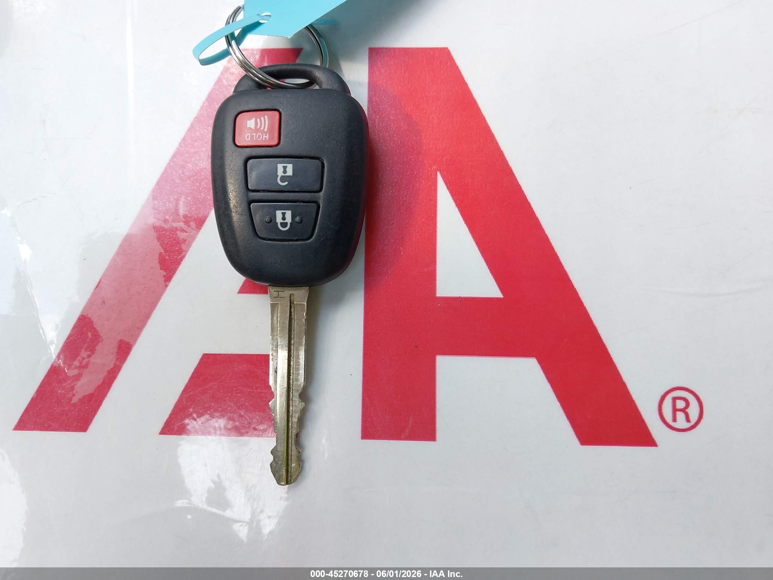 2015 Toyota Rav4 Le White vin: JTMZFREV5FJ039927