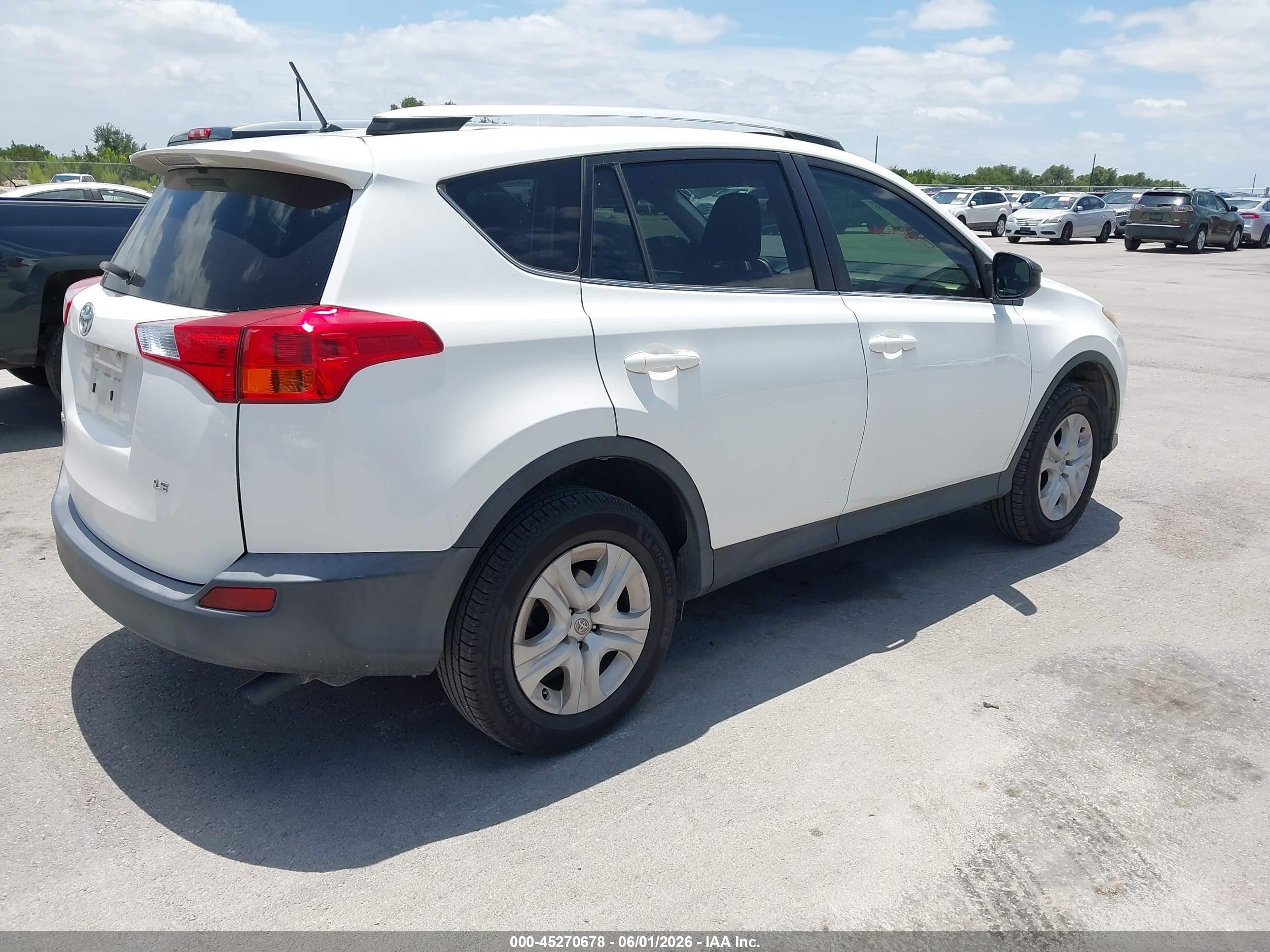2015 Toyota Rav4 Le White vin: JTMZFREV5FJ039927