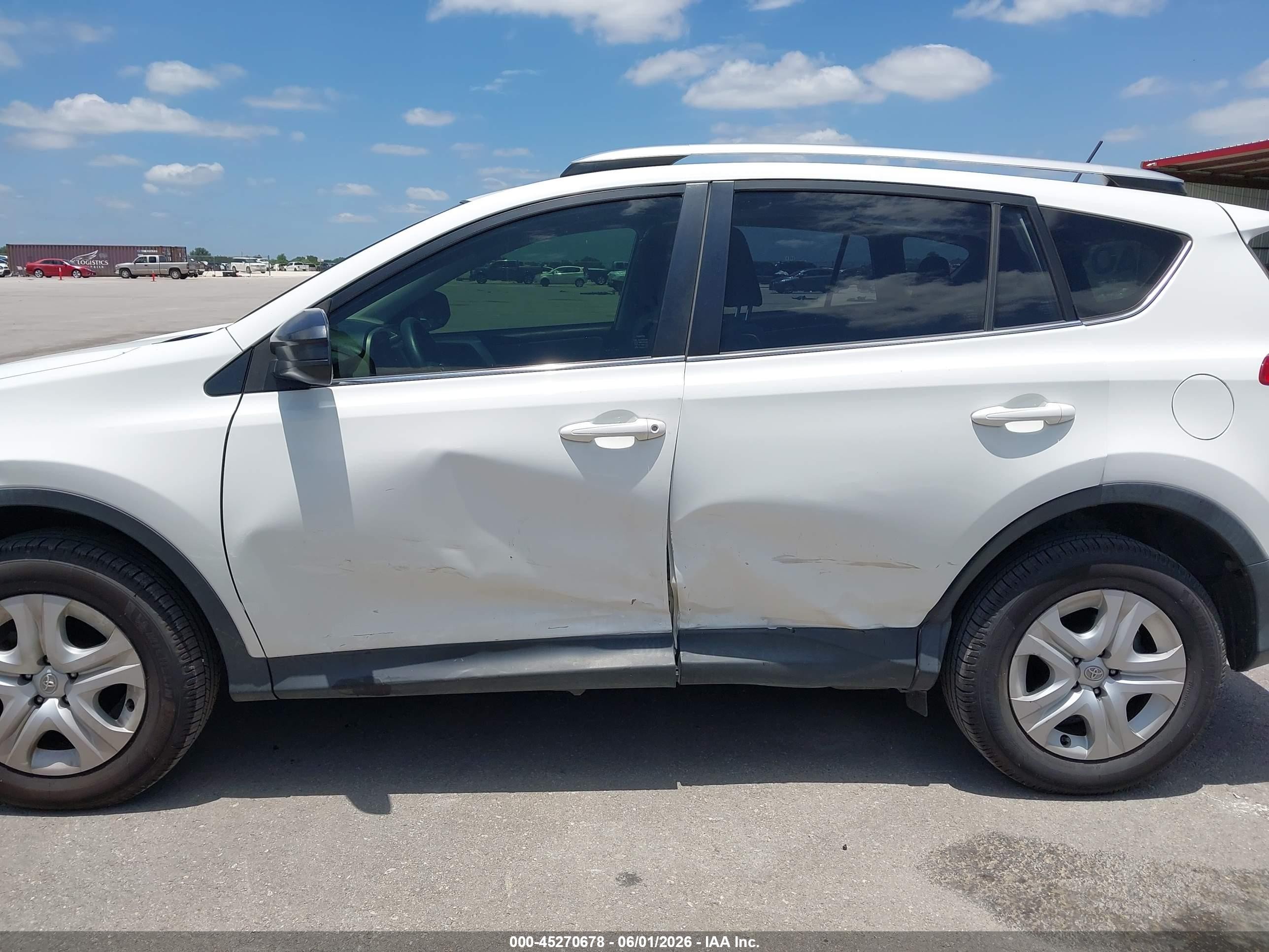 2015 Toyota Rav4 Le White vin: JTMZFREV5FJ039927