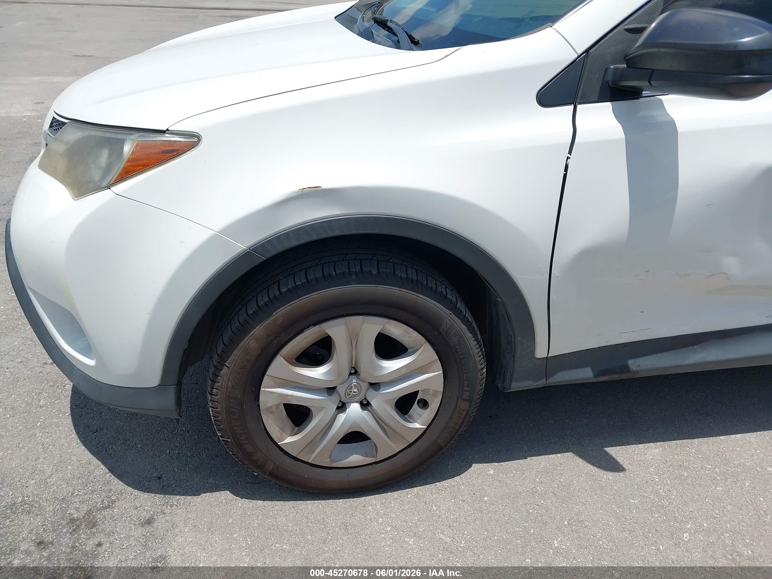 2015 Toyota Rav4 Le White vin: JTMZFREV5FJ039927