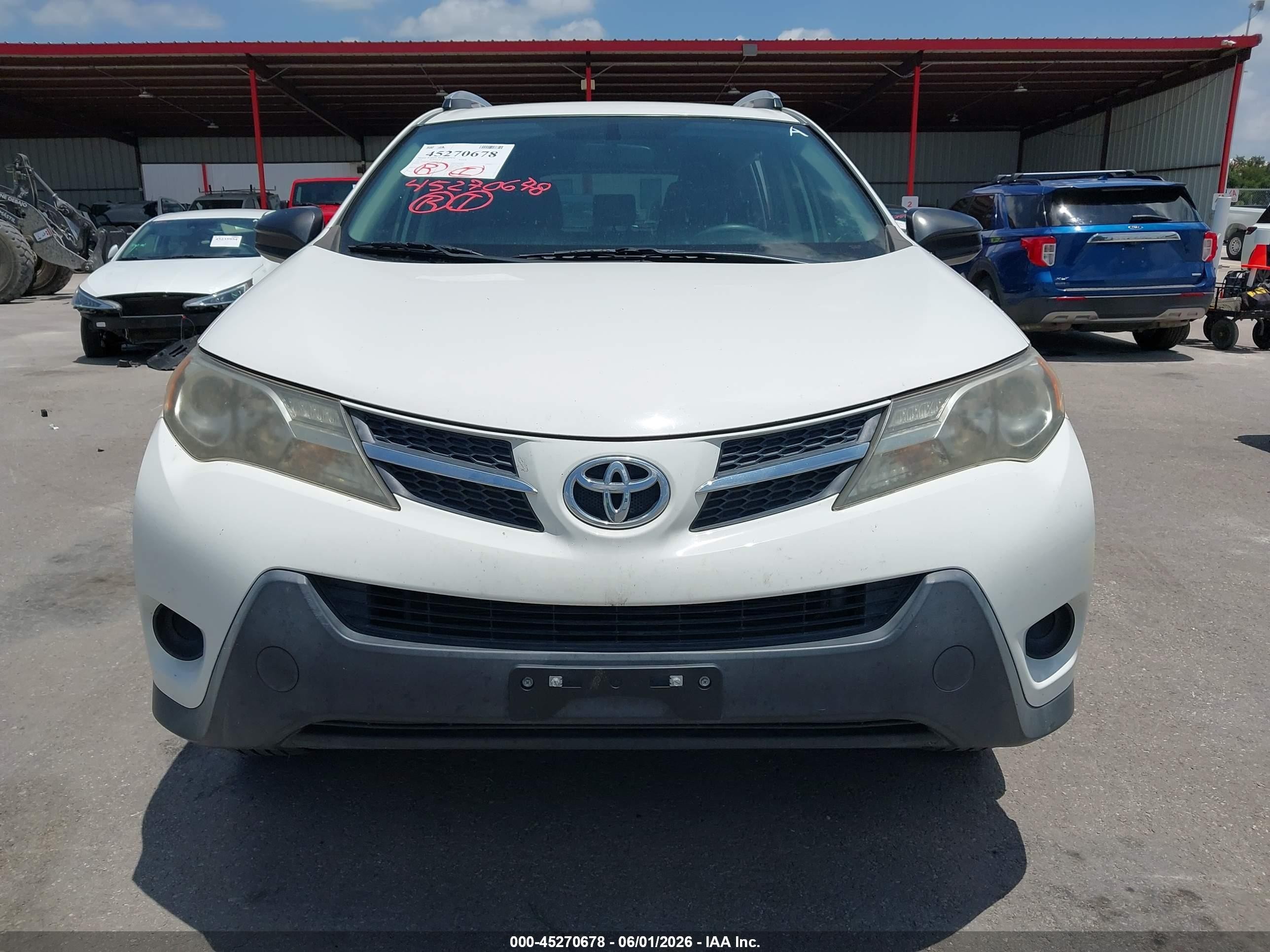 2015 Toyota Rav4 Le White vin: JTMZFREV5FJ039927