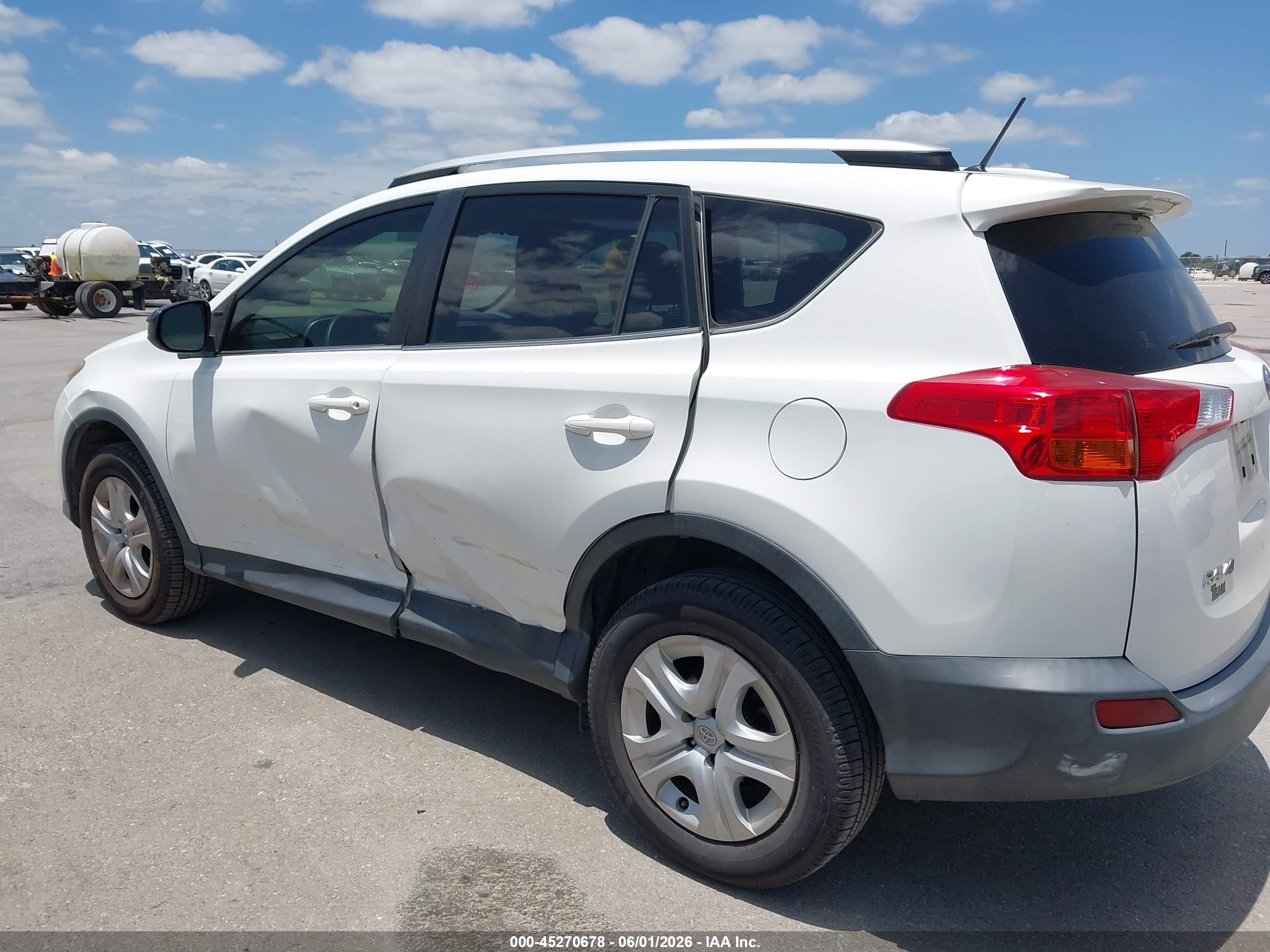 2015 Toyota Rav4 Le White vin: JTMZFREV5FJ039927