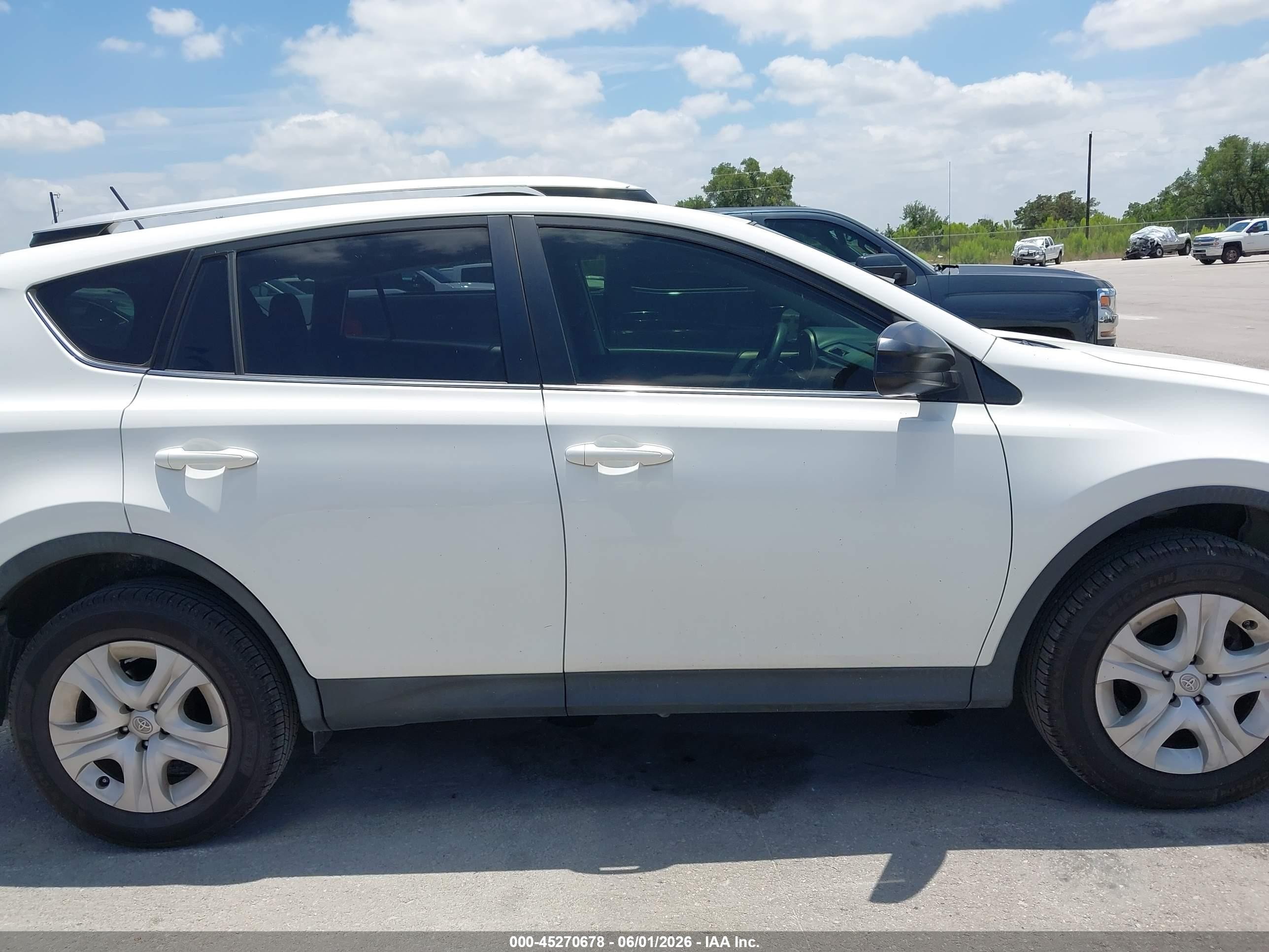 2015 Toyota Rav4 Le White vin: JTMZFREV5FJ039927