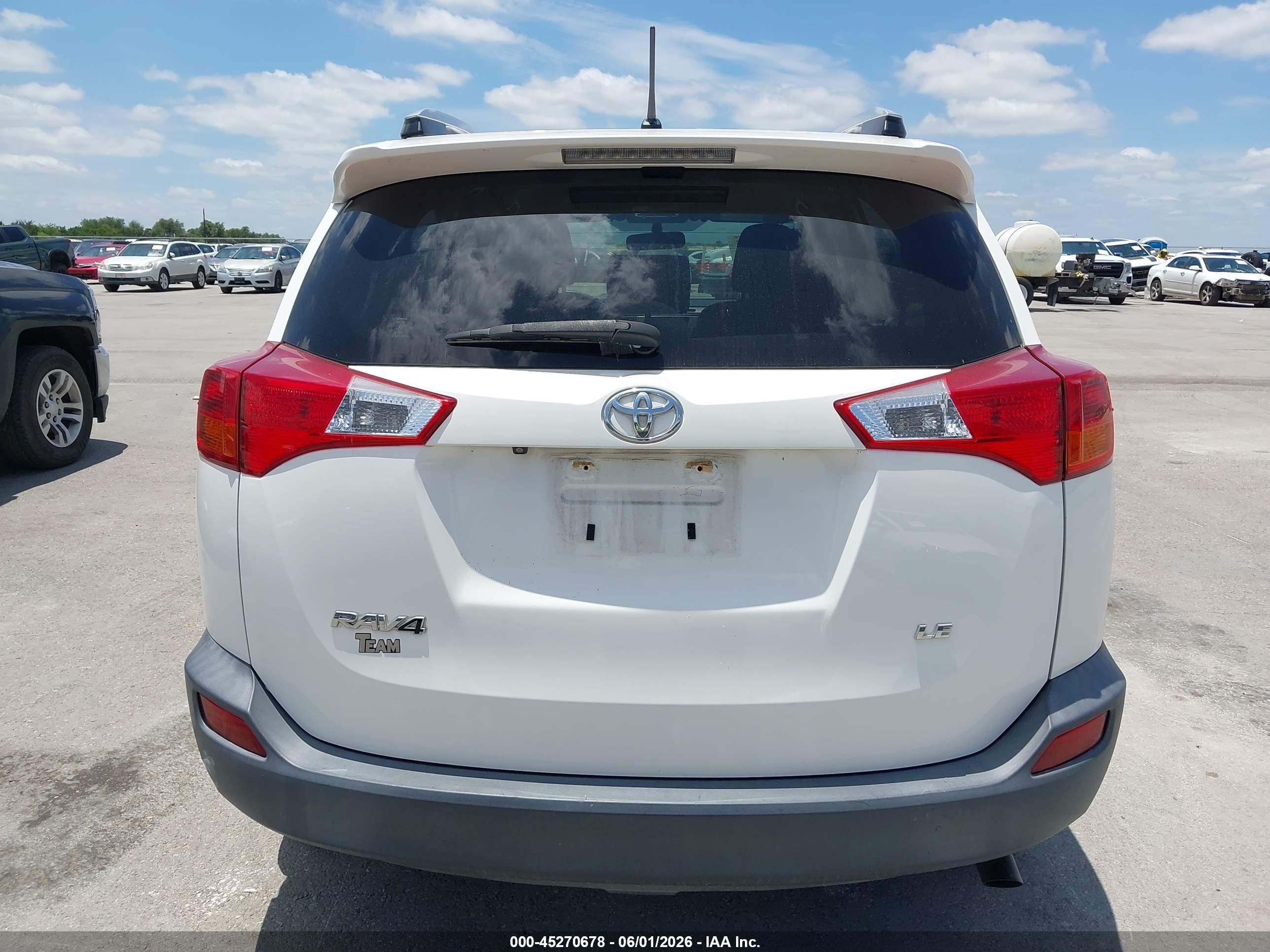 2015 Toyota Rav4 Le White vin: JTMZFREV5FJ039927