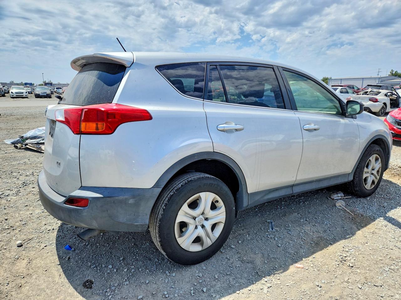 2015 Toyota Rav4 Le Silver vin: JTMZFREV5FJ040995