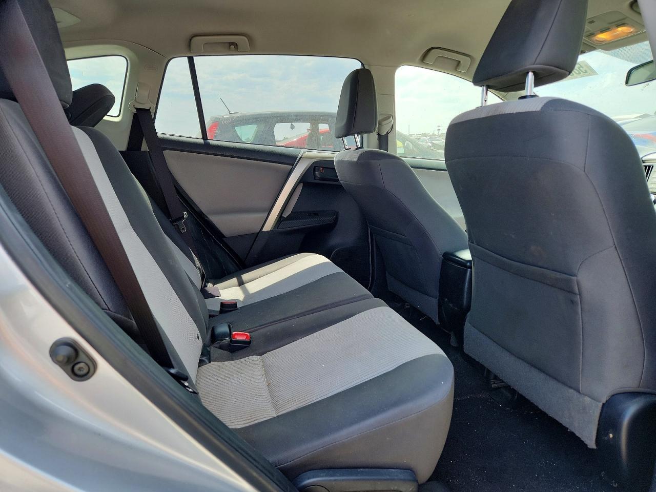 2015 Toyota Rav4 Le Silver vin: JTMZFREV5FJ040995