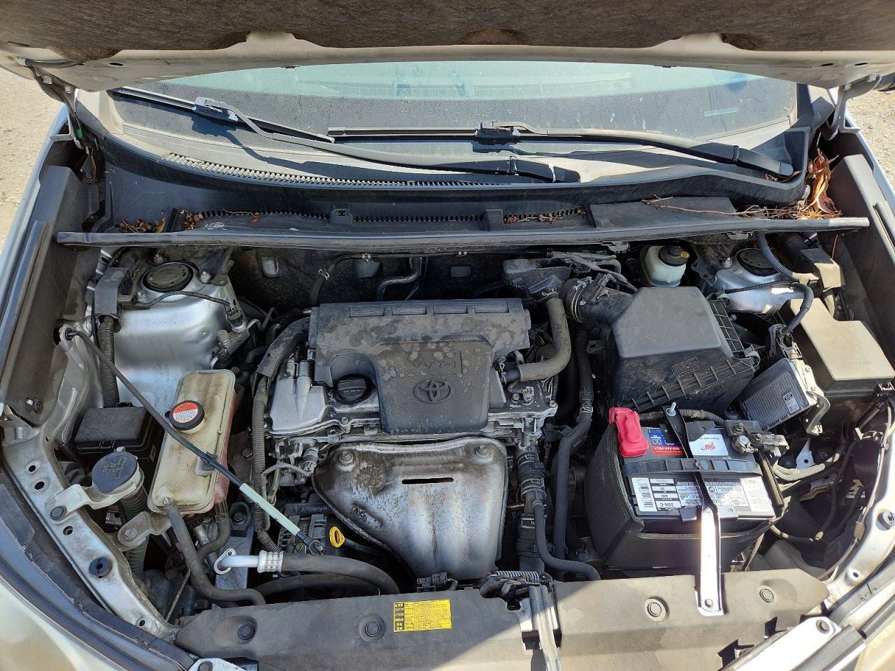 2015 Toyota Rav4 Le Silver vin: JTMZFREV5FJ040995