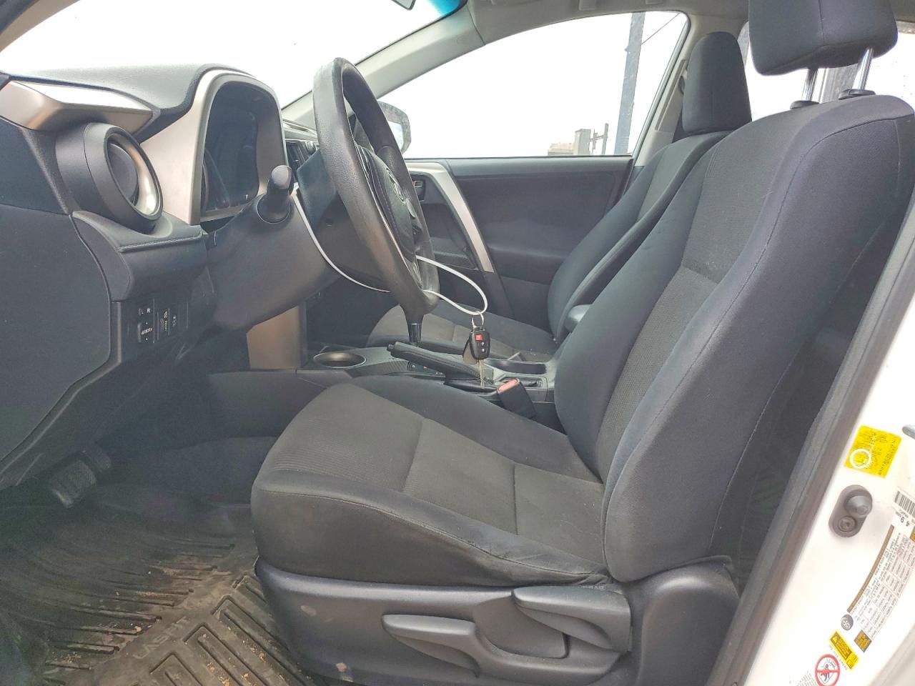 2014 Toyota Rav4 Le White vin: JTMZFREV6ED035012