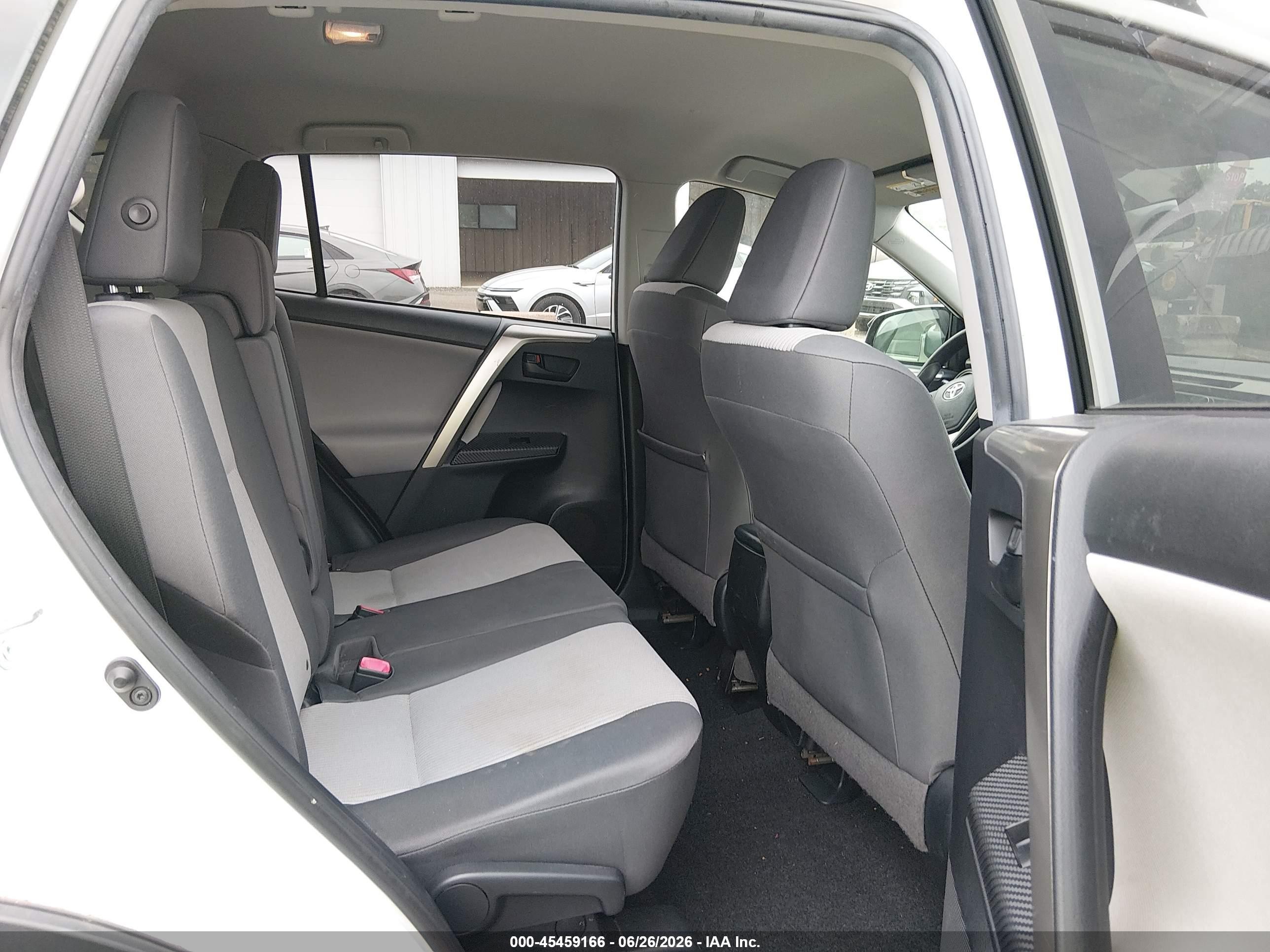 2014 Toyota Rav4 Le White vin: JTMZFREV6ED042557