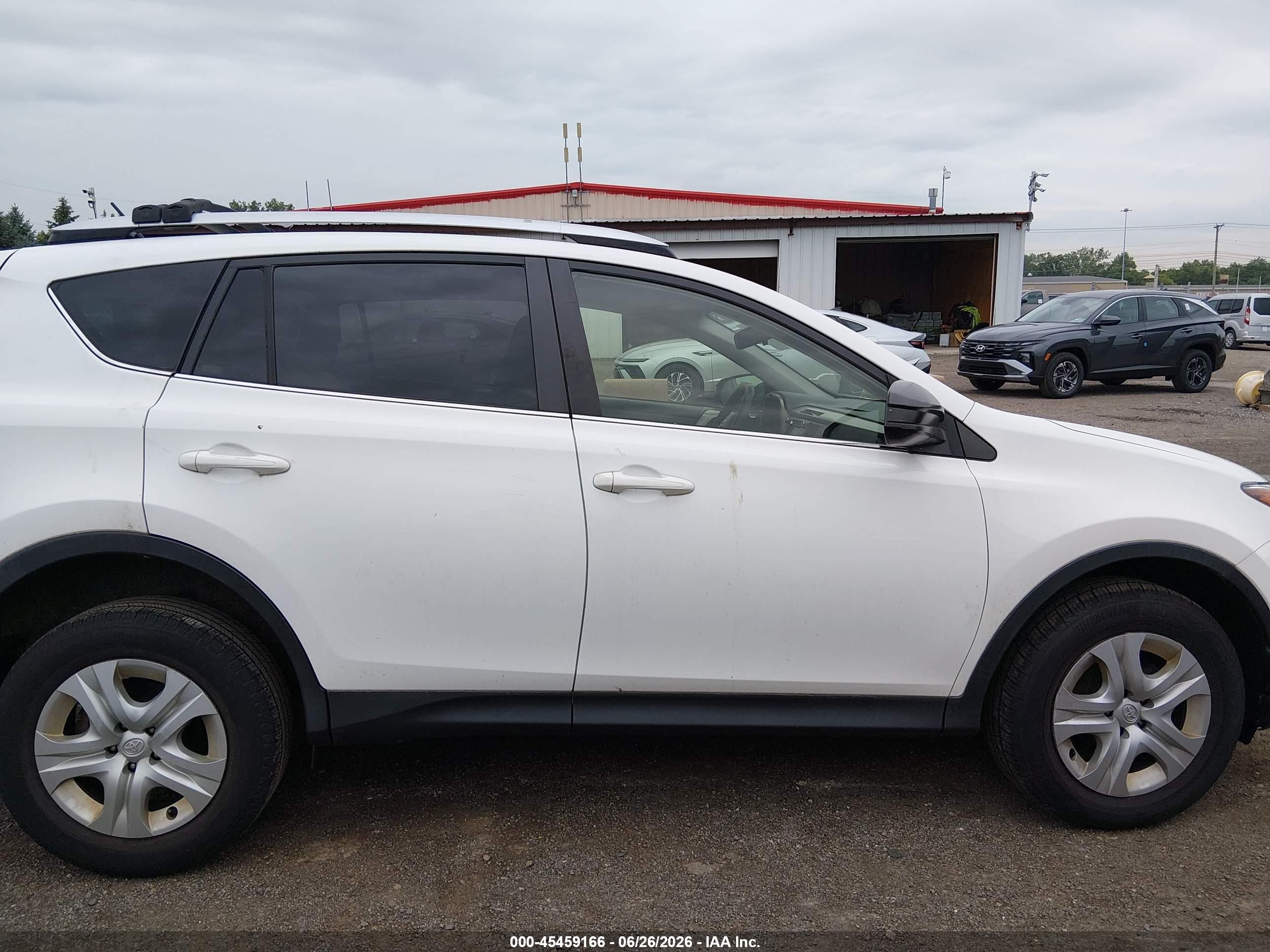 2014 Toyota Rav4 Le White vin: JTMZFREV6ED042557