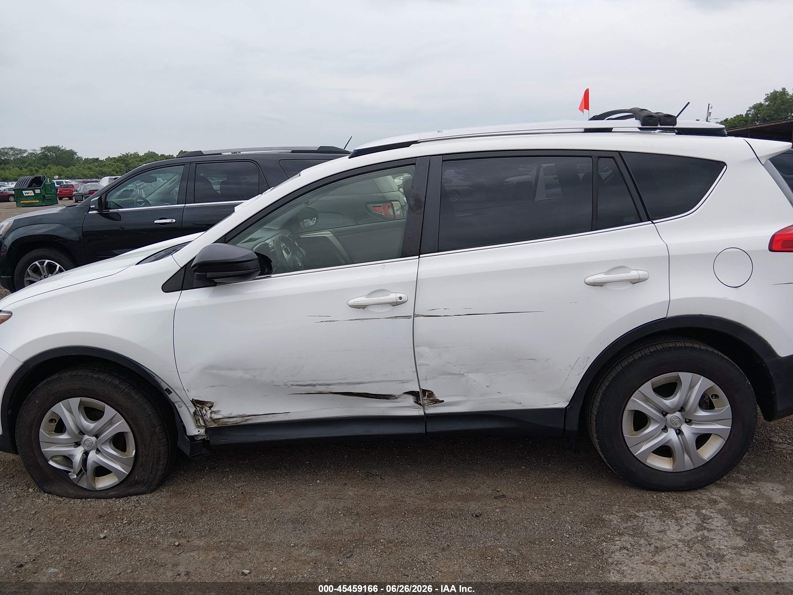 2014 Toyota Rav4 Le White vin: JTMZFREV6ED042557