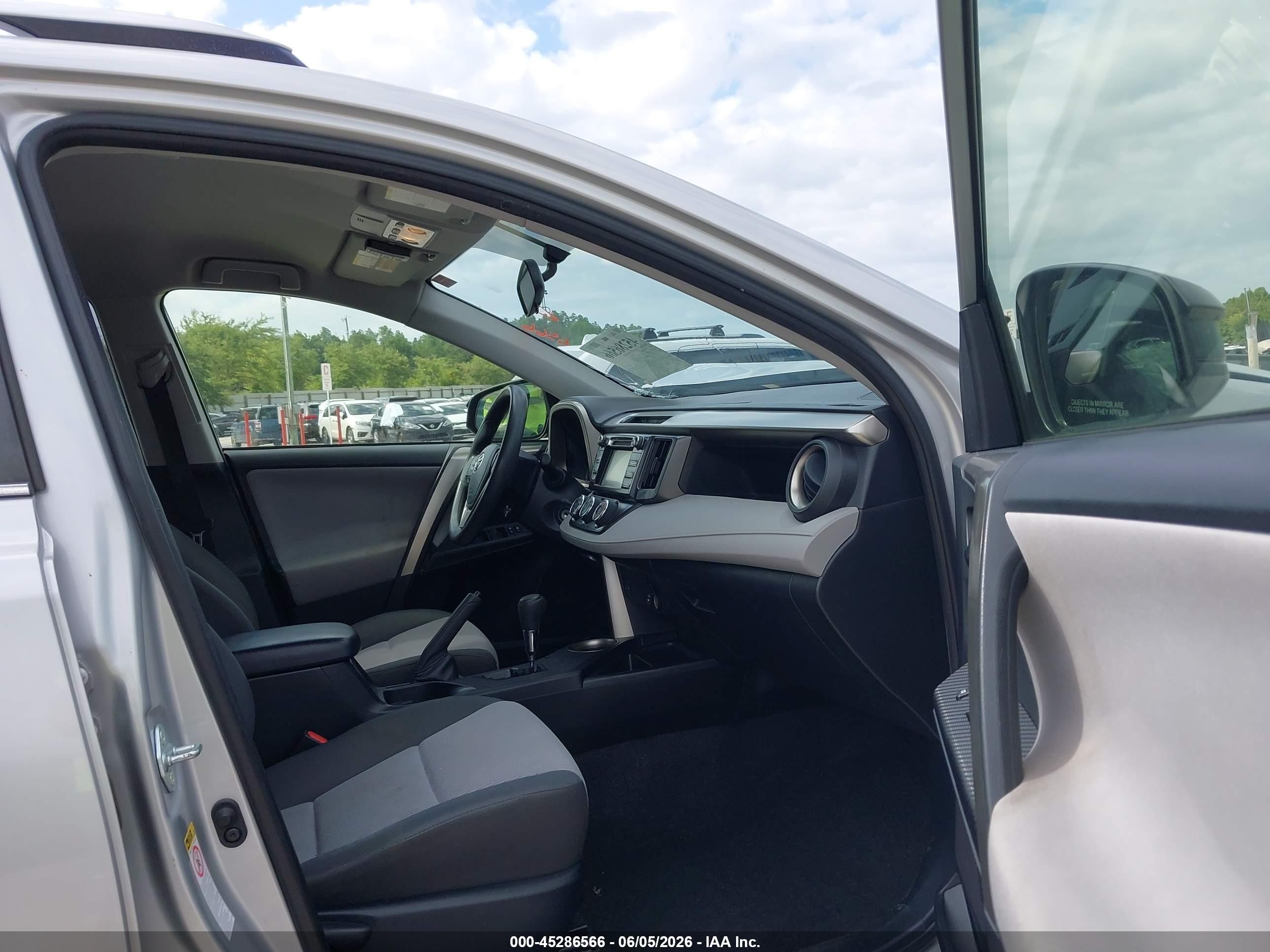 2015 Toyota Rav4 Le Silver vin: JTMZFREV6FJ025342