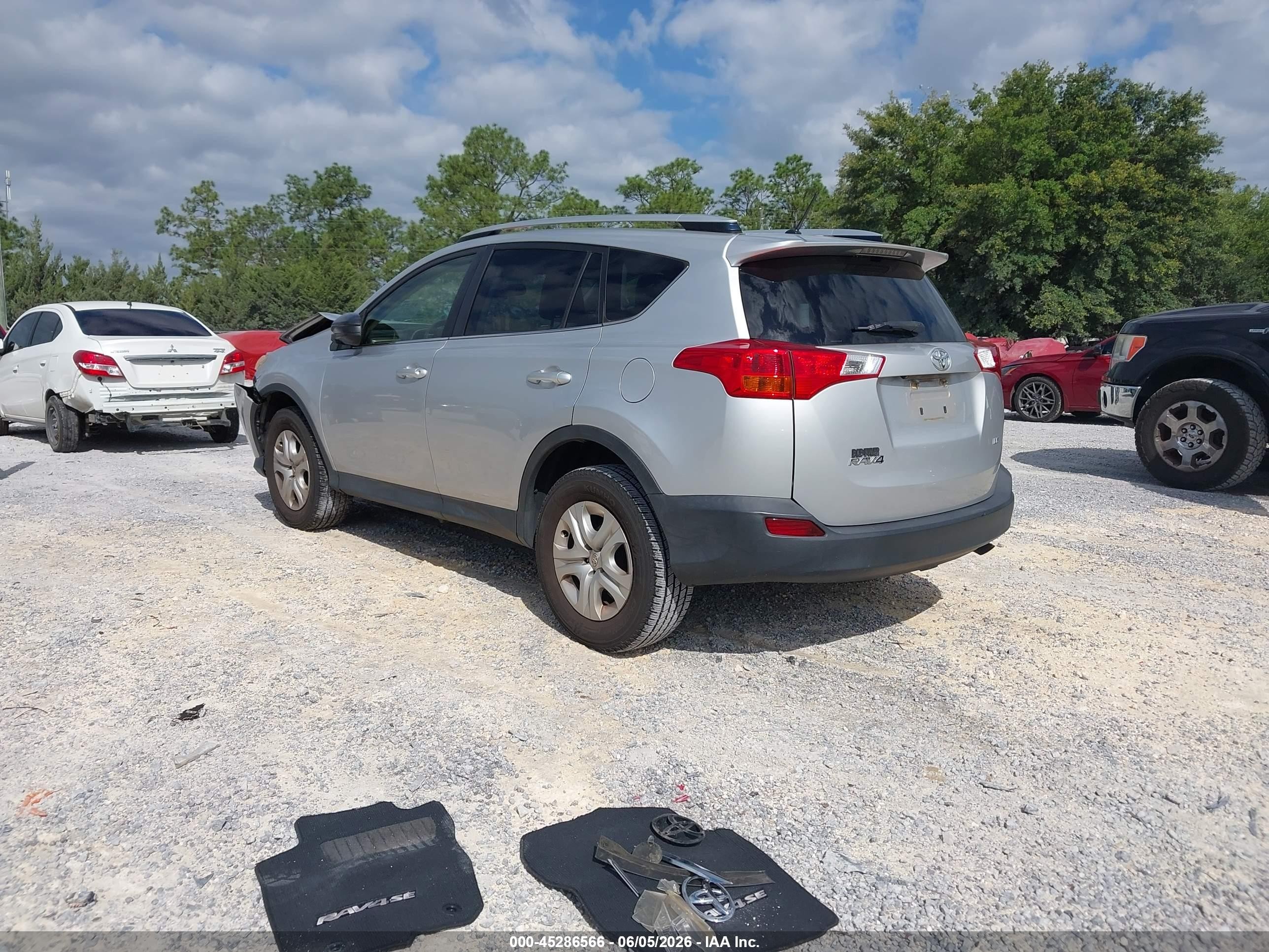 2015 Toyota Rav4 Le Silver vin: JTMZFREV6FJ025342