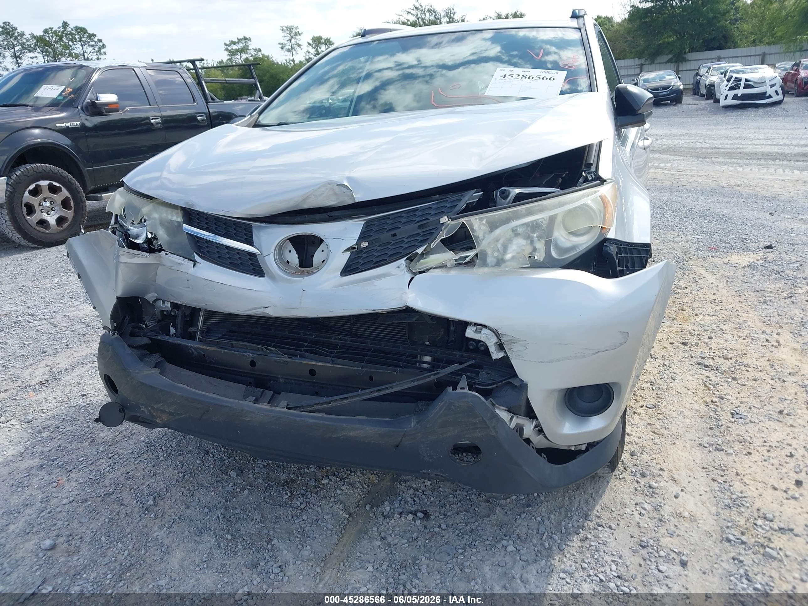 2015 Toyota Rav4 Le Silver vin: JTMZFREV6FJ025342