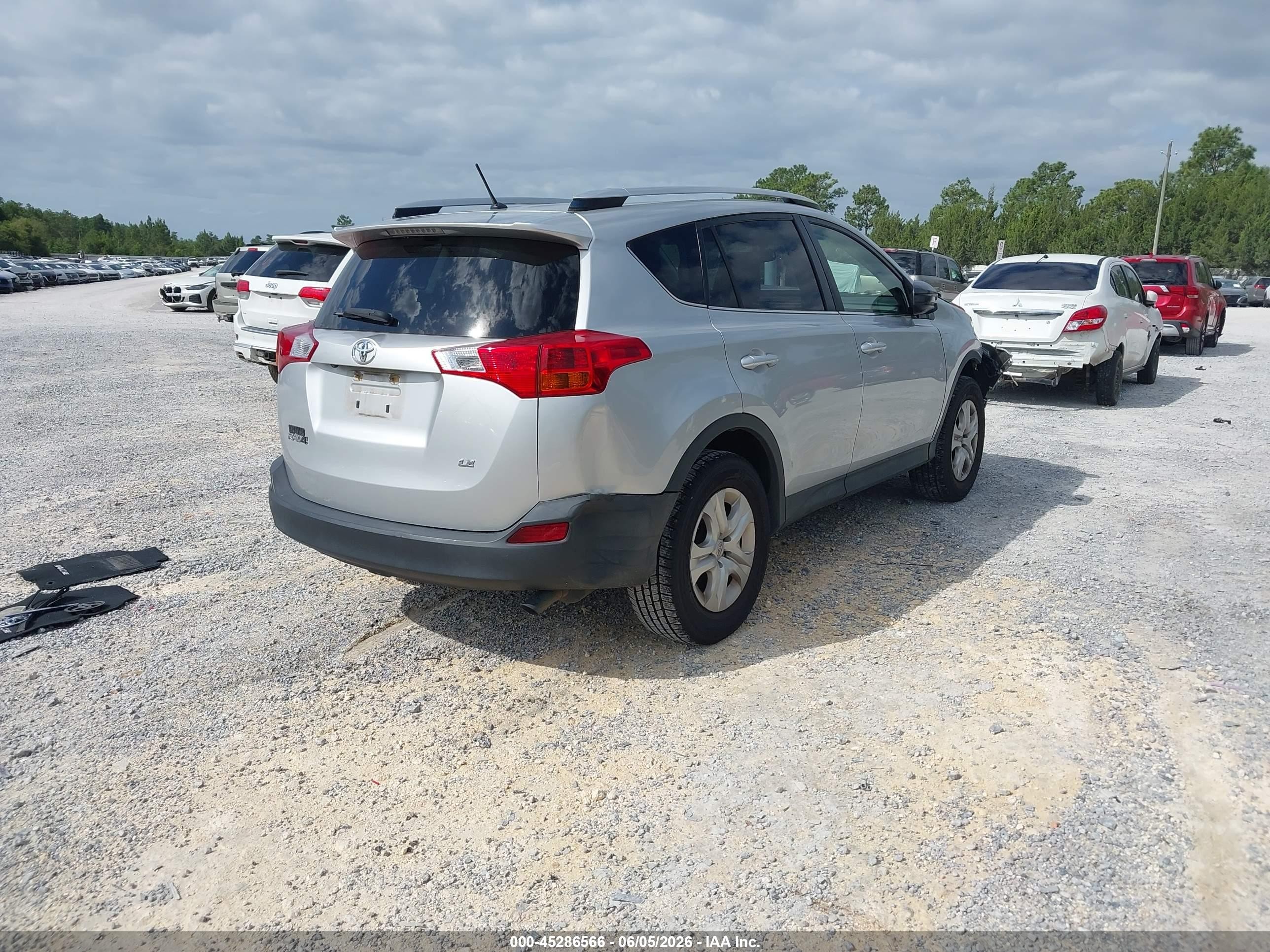 2015 Toyota Rav4 Le Silver vin: JTMZFREV6FJ025342