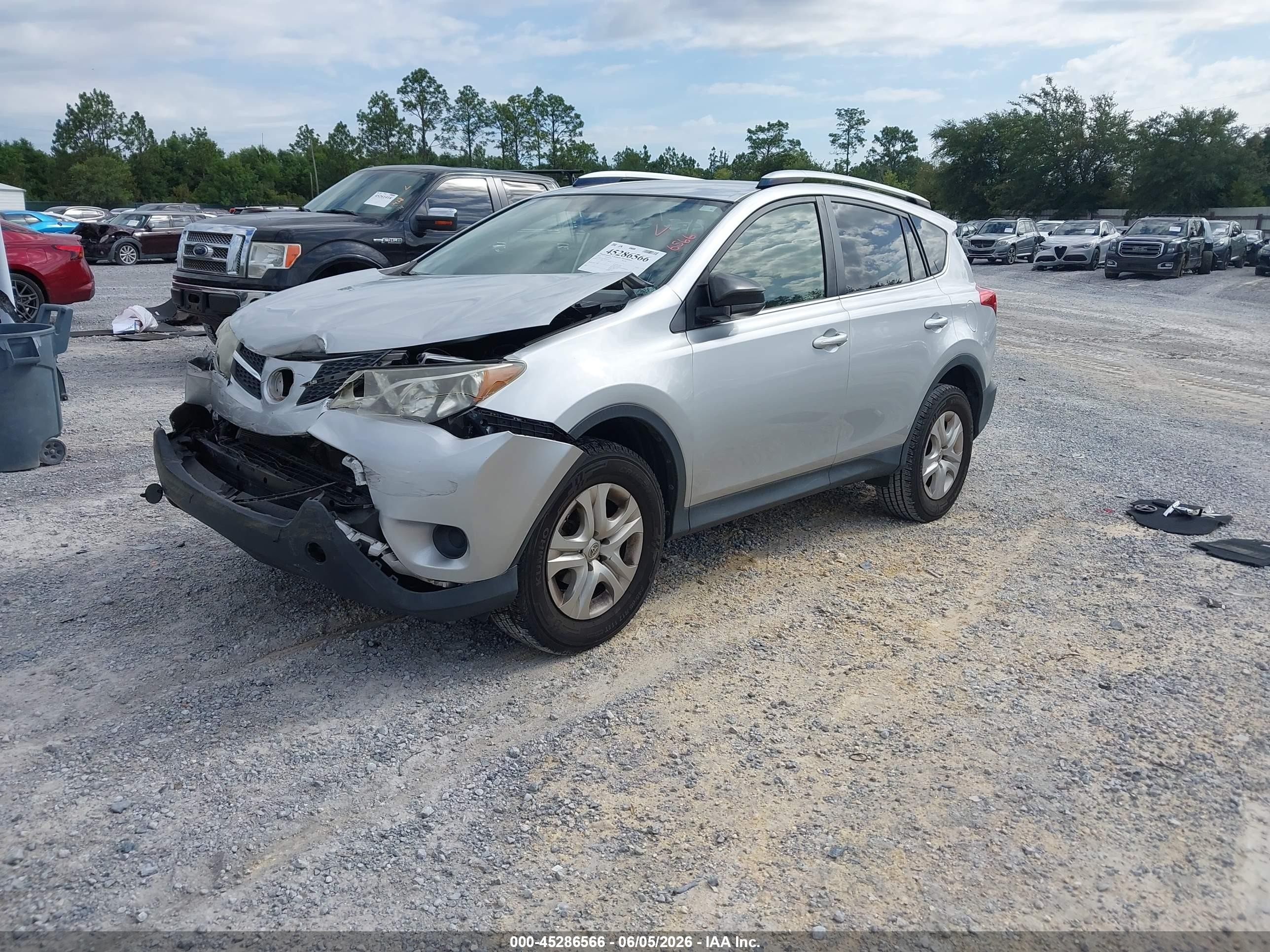 2015 Toyota Rav4 Le Silver vin: JTMZFREV6FJ025342