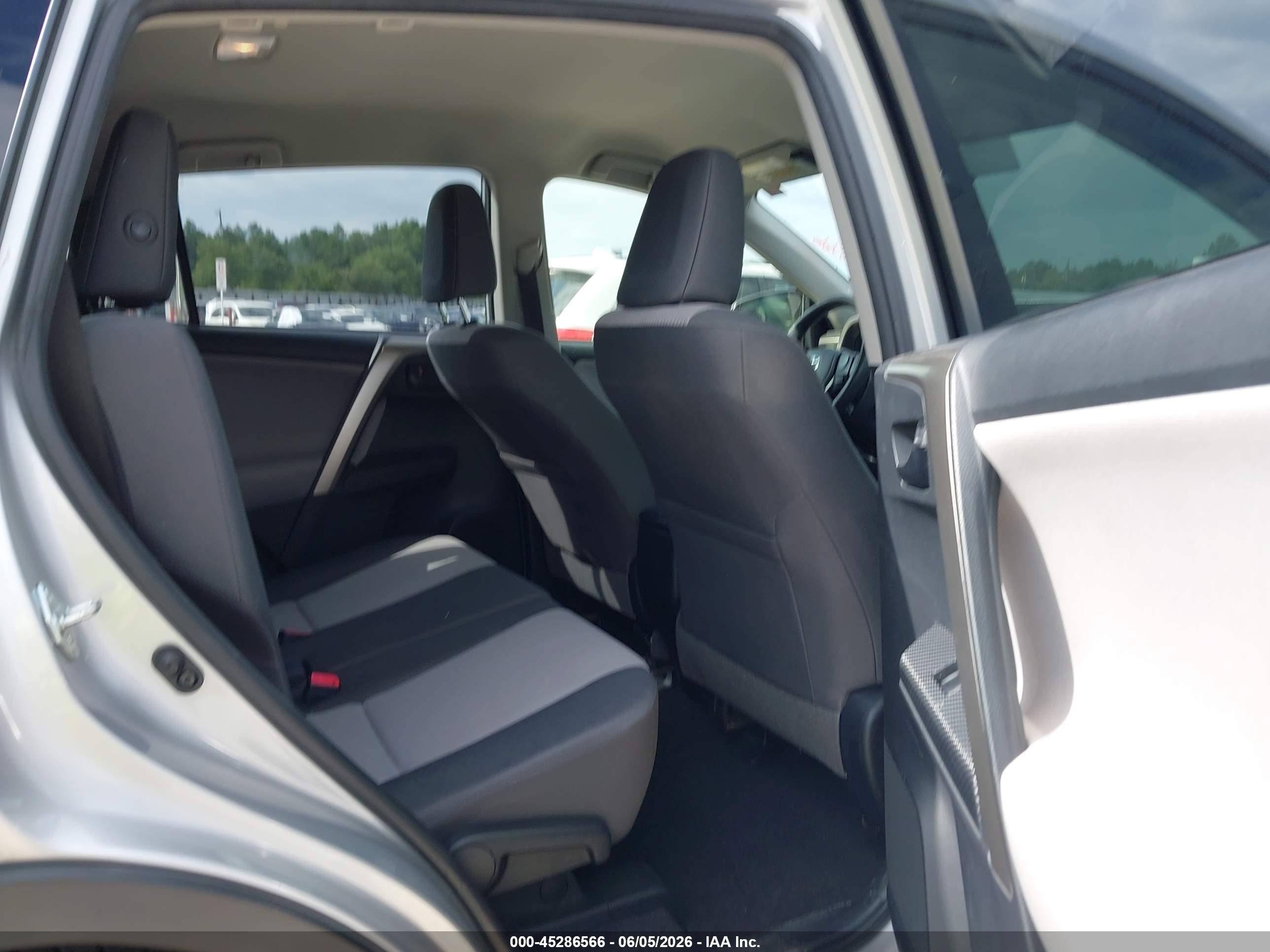 2015 Toyota Rav4 Le Silver vin: JTMZFREV6FJ025342